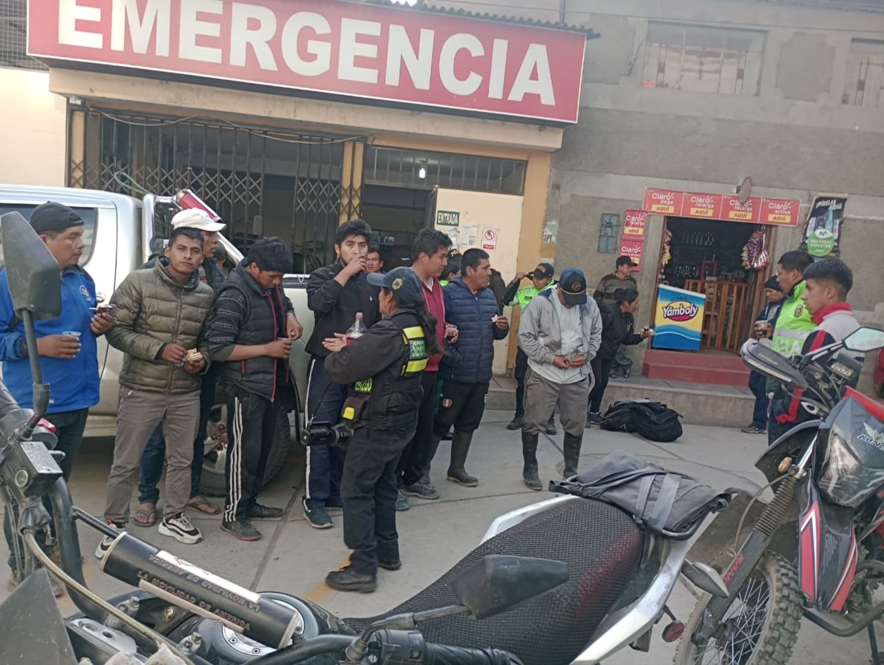 Familiares de los pasajeros de la miniván accidentada en Puno se congregan en el Hospital de Sandia para conocer el estado de salud de los heridos.