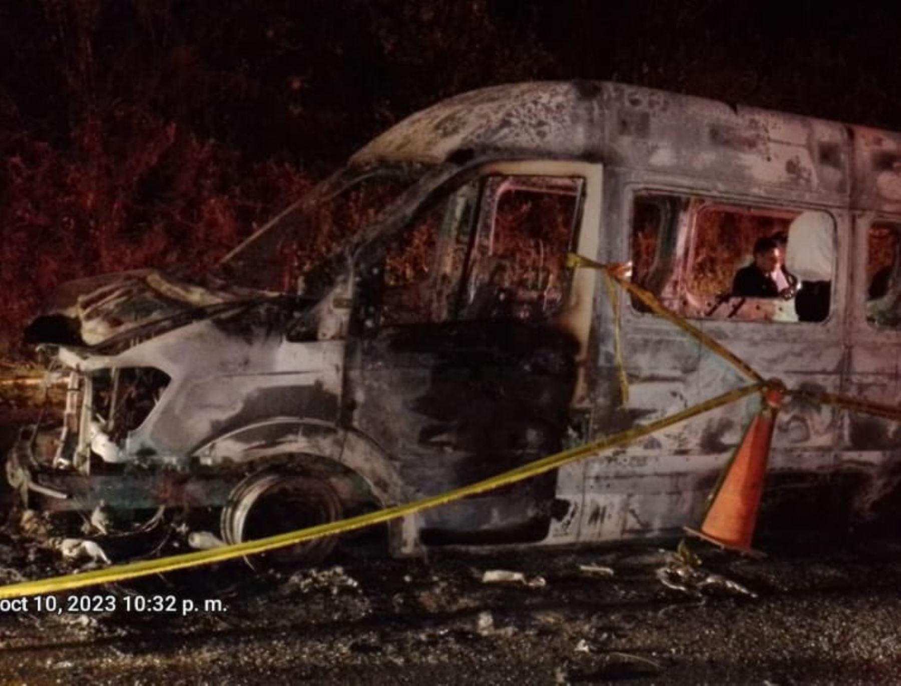 El vehículo que transportaba a los inspectores de la Sutran terminó totalmente calcinado tras el ataque perpetrado por vándalos en Apurímac. El ataque dejó un muerto y varios heridos de gravedad.