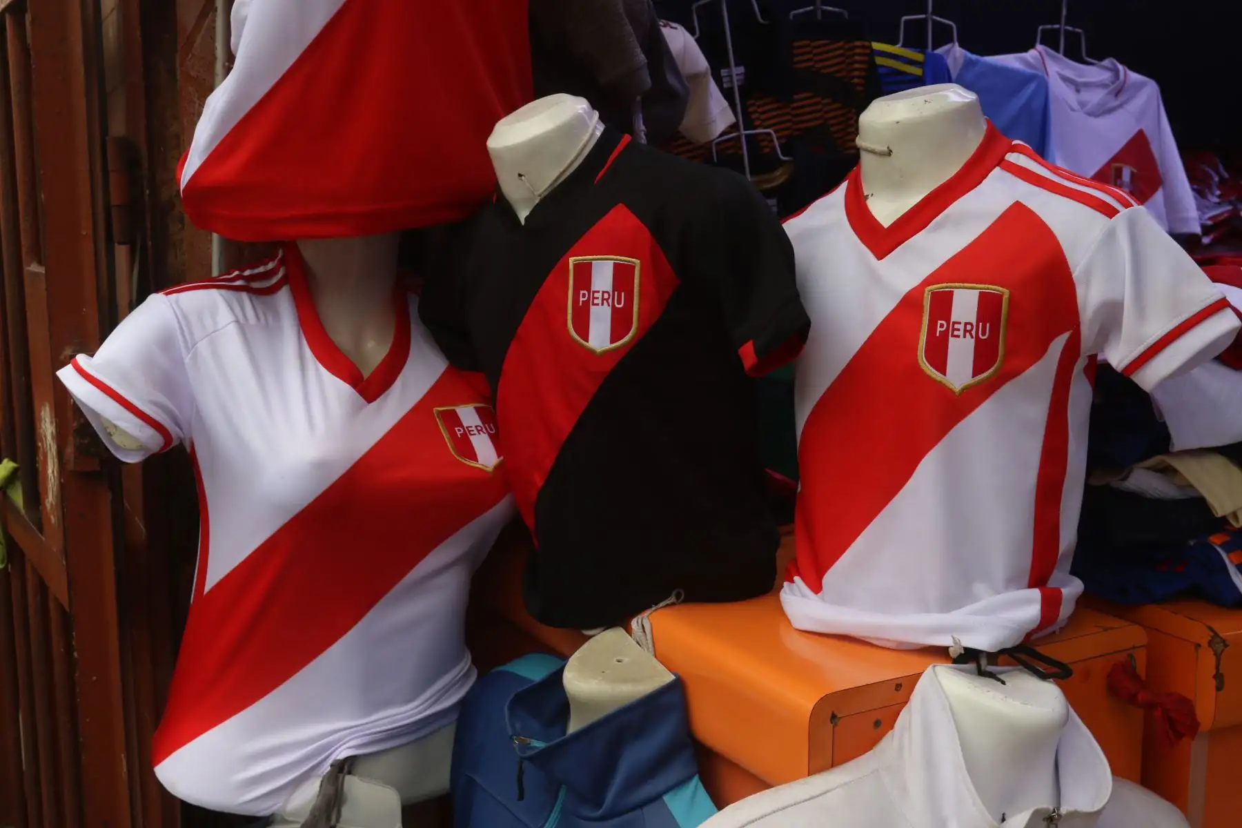 Venta de camisetas de la Selección Peruana en el emporio comercial de Gamarra, a puertas de los próximos encuentros deportivos de la Bicolor con las selecciones de Chile y Argentina. FOTO:ANDINA/Hector Vinces.