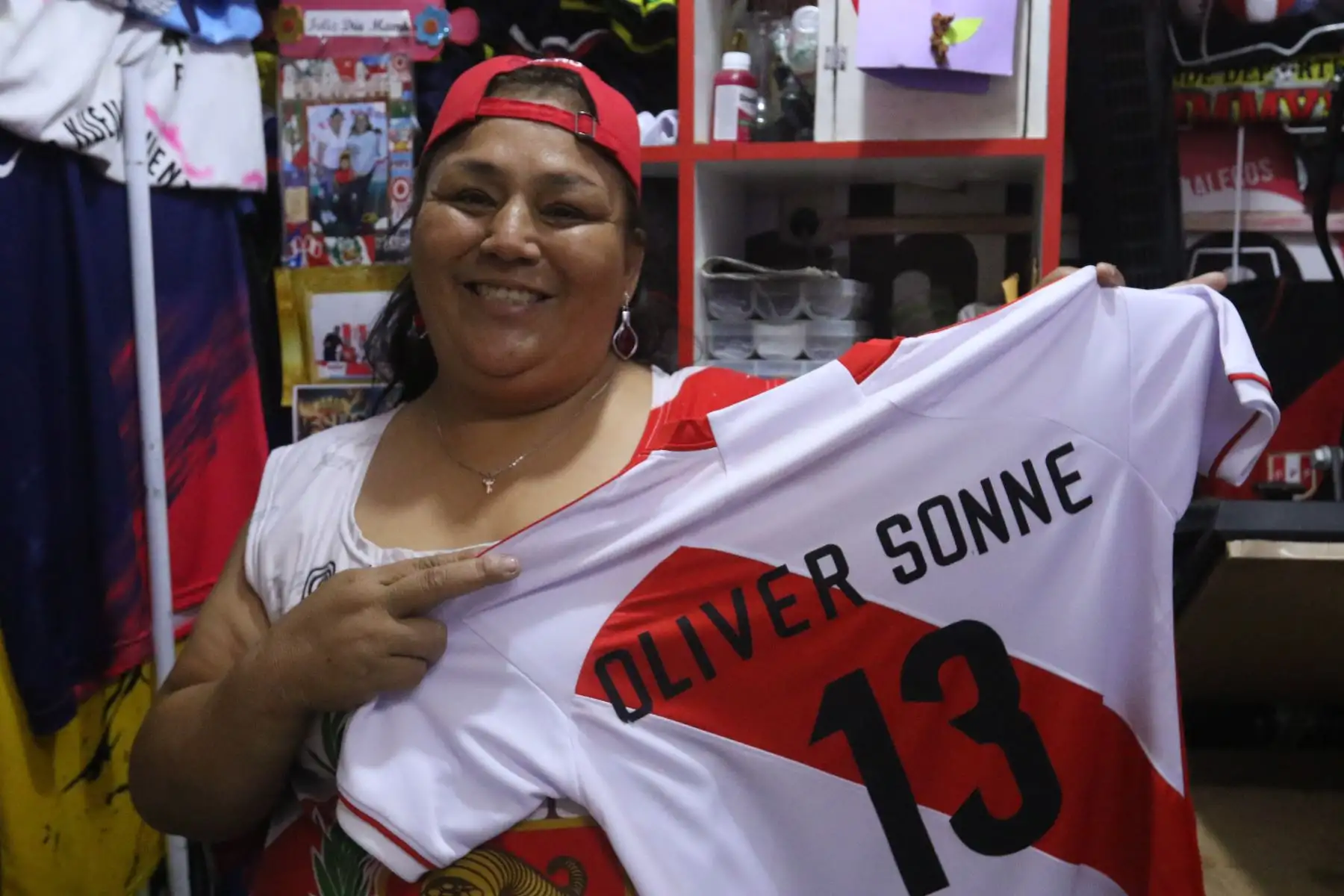 En el emporio comercial de Gamarra, en La Victoria, comenzó la producción y venta de camisetas de la Selección Peruana con el nombre de Oliver Sonne. FOTO:ANDINA/Hector Vinces.
