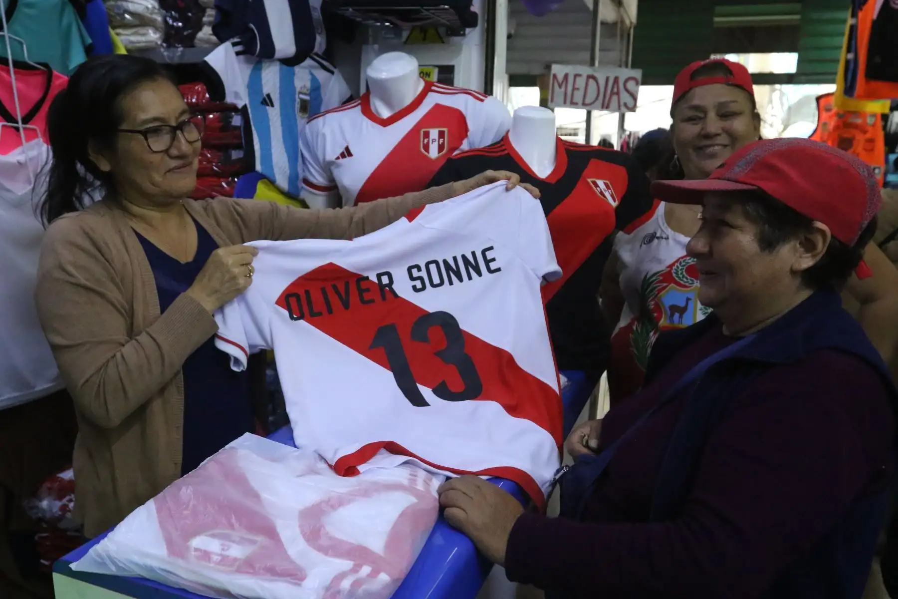 En el emporio comercial de Gamarra, en La Victoria, comenzó la producción y venta de camisetas de la Selección Peruana con el nombre de Oliver Sonne. FOTO:ANDINA/Hector Vinces.