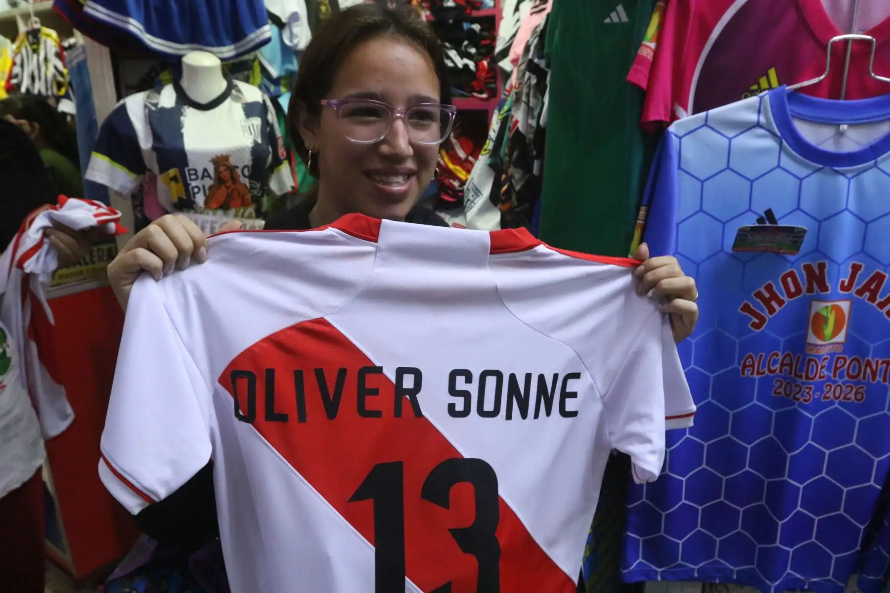 En el emporio comercial de Gamarra, en La Victoria, comenzó la producción y venta de camisetas de la Selección Peruana con el nombre de Oliver Sonne. FOTO:ANDINA/Hector Vinces.