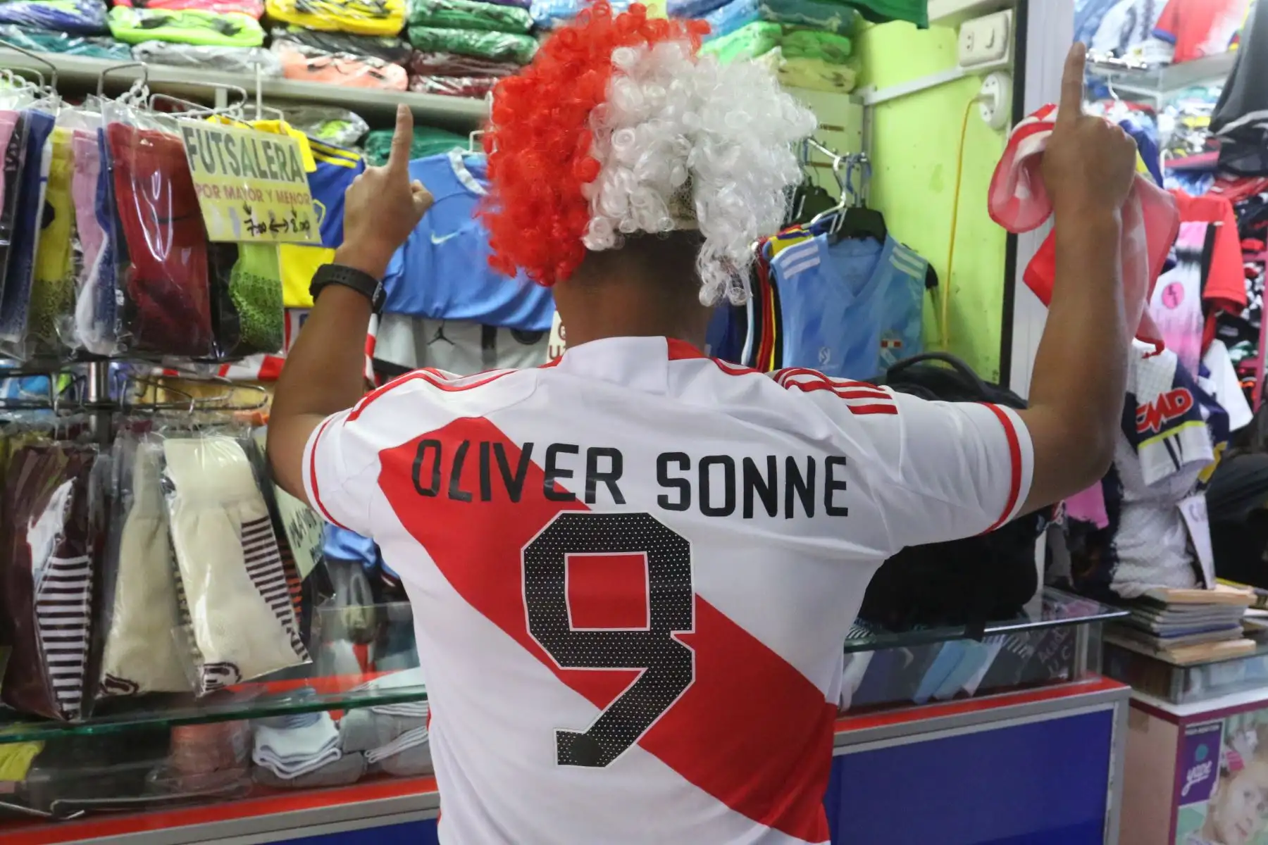 En el emporio comercial de Gamarra, en La Victoria, comenzó la producción y venta de camisetas de la Selección Peruana con el nombre de Oliver Sonne. FOTO:ANDINA/Hector Vinces.