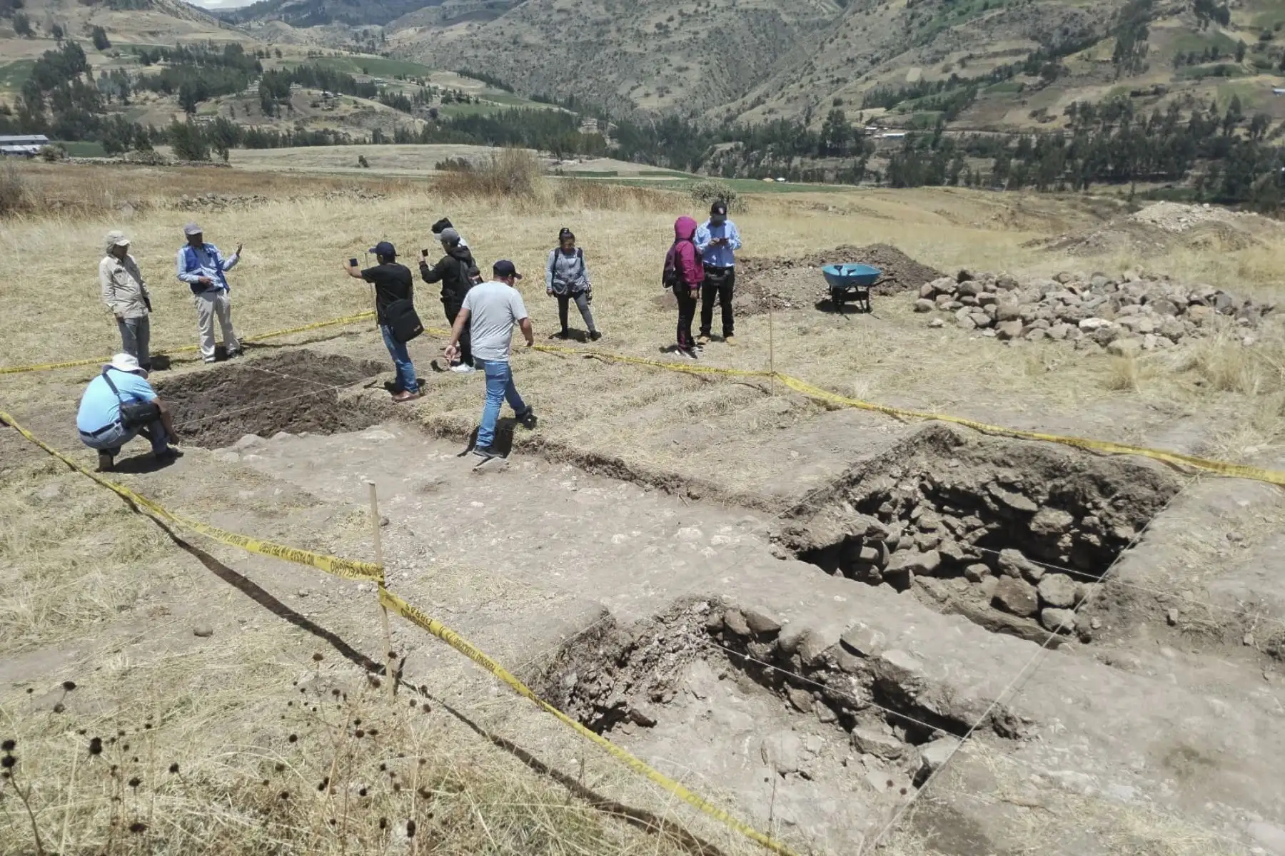 Un importante descubrimiento arqueológico se registró en el distrito de Chiara, ubicado en la provincia de Huamanga, región Ayacucho. Se trata del centro ceremonial de Chupas que pertenece al Periodo Formativo de mayor relevancia en el valle de Ayacucho. Su hallazgo se dio después de 40 años y fue denominado como el “Templo del Viejo Chupas”.

Foto: ANDINA/Cortesía Frank Tacuri