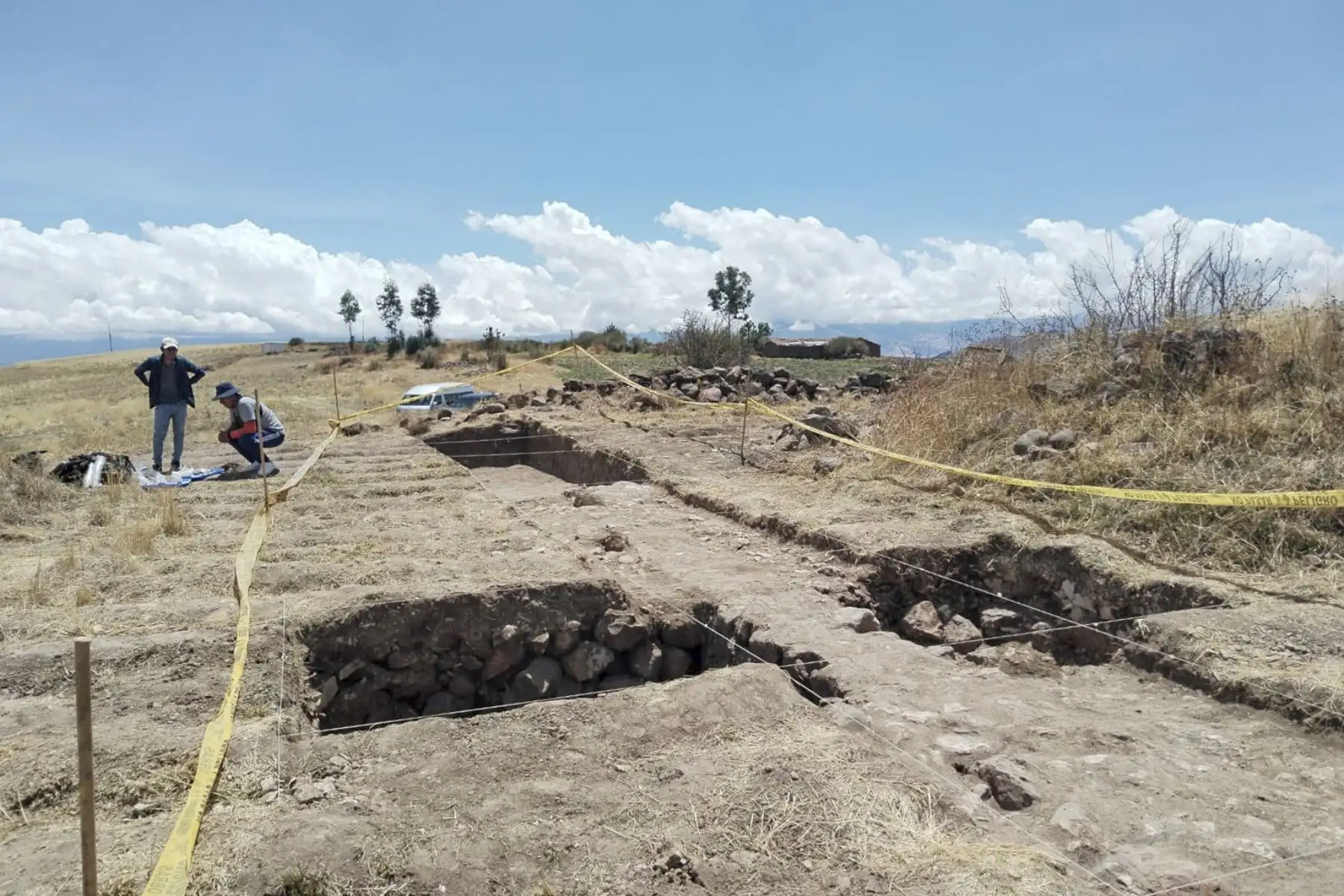 Asimismo, concluyeron en que en el área de las pampas de Chupas se empezó a formar una sociedad de características complejas, con diferenciaciones sociales marcadas y sistemas religiosos. La clase sacerdotal era quienes dirigían las actividades constructivas monumentales y manejaban el intercambio interregional de productos exóticos que provenían de la costa peruana.
Foto: ANDINA/Cortesía Frank Tacuri
