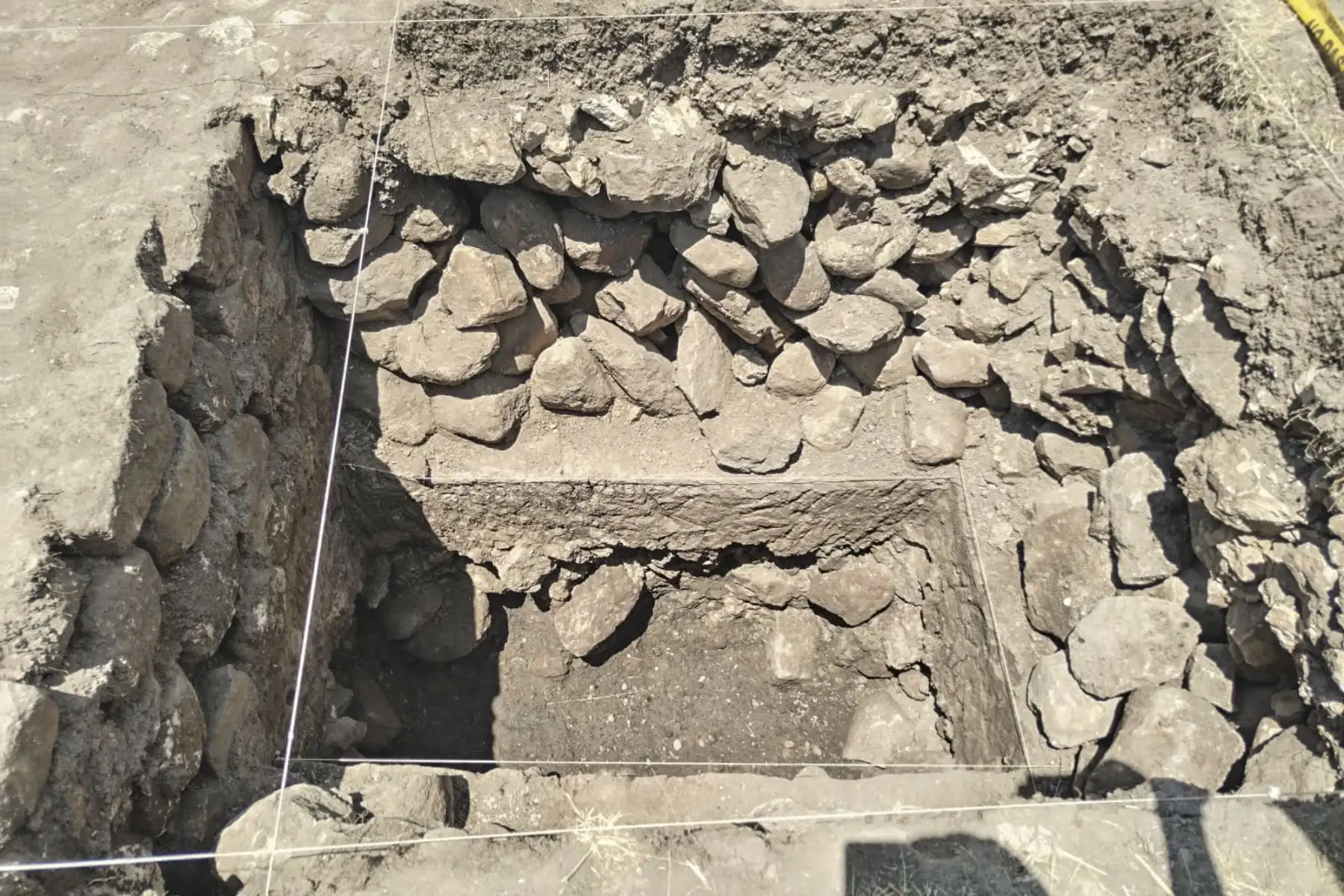 El investigador detalló, además, que el estilo arquitectónico del templo se caracteriza por tener muros de piedra canteadas, unidos con mortero de barro; en tanto, el acabado que posee es de buena manufactura. Todo el trabajo se realizó con apoyo de los egresados de la escuela de Arqueología e Historia de la Universidad Nacional de San Cristóbal de Huamanga (Unsch).

Foto: ANDINA/Cortesía Frank Tacuri
