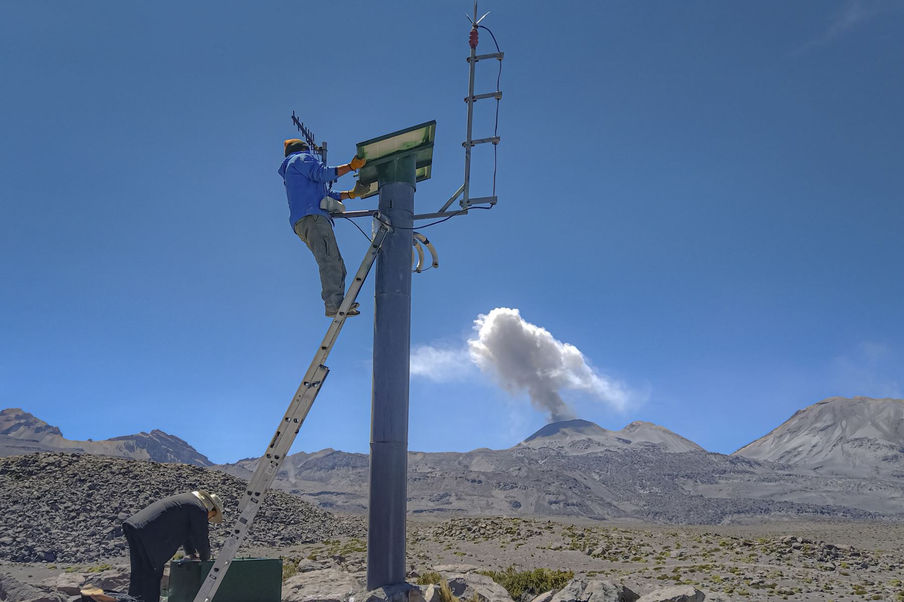 El IGP ejecuta estos trabajos de mantenimiento en las estaciones de vigilancia volcánica tres veces al año. Foto: ANDINA/IGP