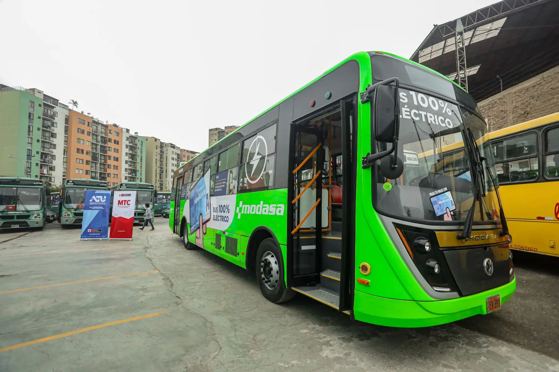 El primer bus eléctrico fabricado en el Perú fue presentado hoy en el distrito del Callao en presencia de autoridades que destacaron este hecho como el inicio de una transición del diésel a unidades eléctricas en el país.
Foto: ANDINA/MTC