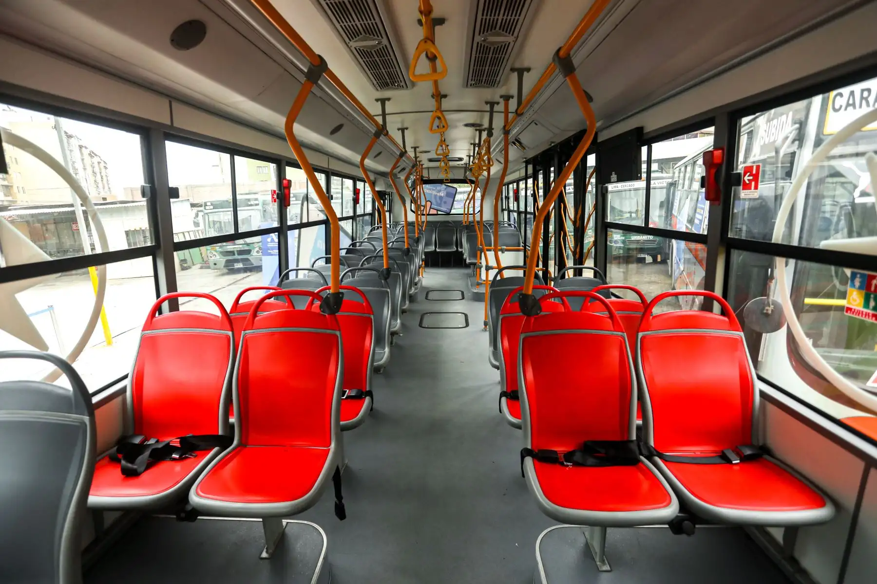 El bus electrico mide 12 metros de largo y puede llevar cerca de 80 personas. Los asientos cuentan con puertos USB para que los pasajeros carguen sus dispositivos electrónicos. El cobro de pasajes es mediante una tarjeta, es decir, sin contacto físico, con la cual también se podrá acceder a un sistema de integración tarifaria. El bus tiene una autonomía entre 350 y 400 kilometros, aproximadamente, que permite trabajar cerca de 8 horas sin ningún problema para luego se recargado.
Foto: ANDINA/MTC