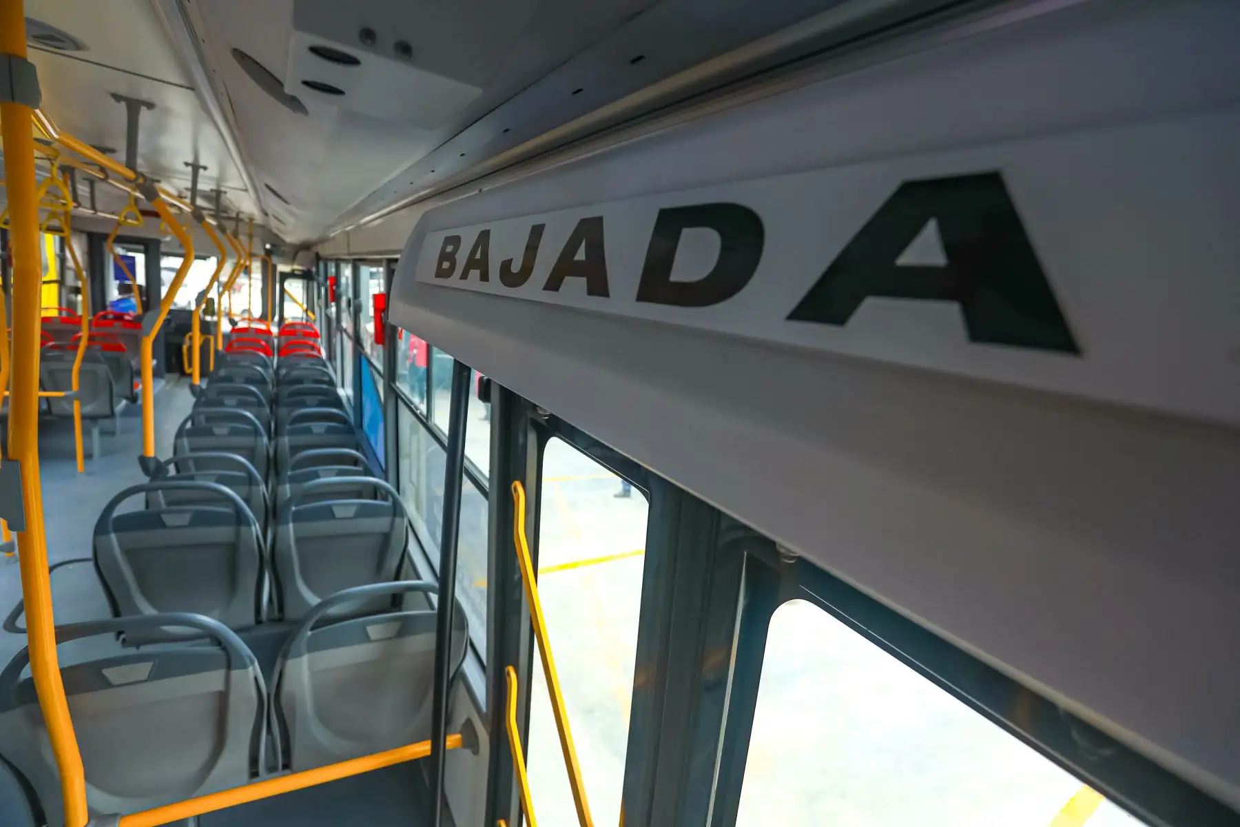 El bus electrico mide 12 metros de largo y puede llevar cerca de 80 personas. Los asientos cuentan con puertos USB para que los pasajeros carguen sus dispositivos electrónicos. El cobro de pasajes es mediante una tarjeta, es decir, sin contacto físico, con la cual también se podrá acceder a un sistema de integración tarifaria. El bus tiene una autonomía entre 350 y 400 kilometros, aproximadamente, que permite trabajar cerca de 8 horas sin ningún problema para luego se recargado.
Foto: ANDINA/MTC