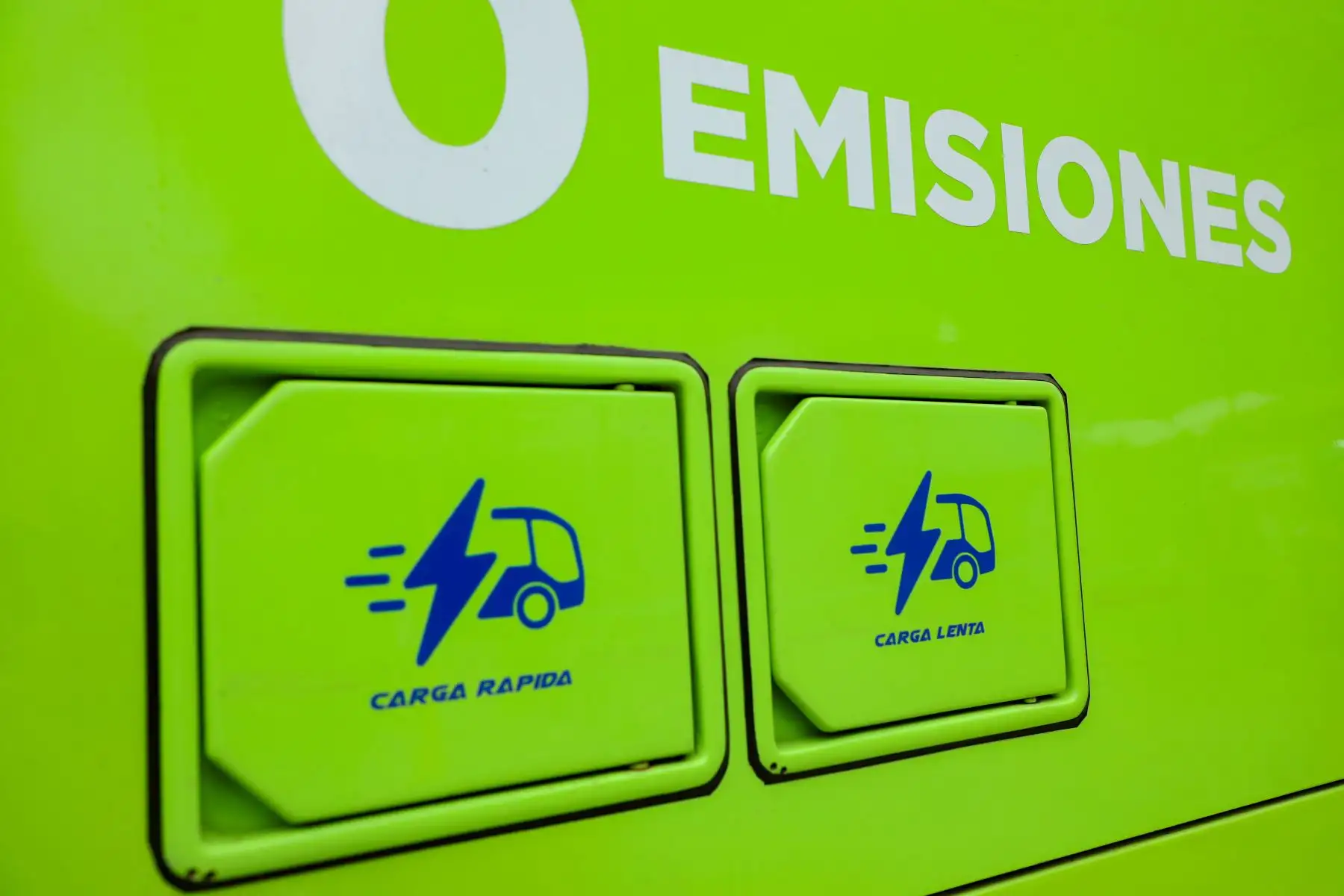 El bus electrico mide 12 metros de largo y puede llevar cerca de 80 personas. Los asientos cuentan con puertos USB para que los pasajeros carguen sus dispositivos electrónicos. El cobro de pasajes es mediante una tarjeta, es decir, sin contacto físico, con la cual también se podrá acceder a un sistema de integración tarifaria. El bus tiene una autonomía entre 350 y 400 kilometros, aproximadamente, que permite trabajar cerca de 8 horas sin ningún problema para luego se recargado.
Foto: ANDINA/MTC