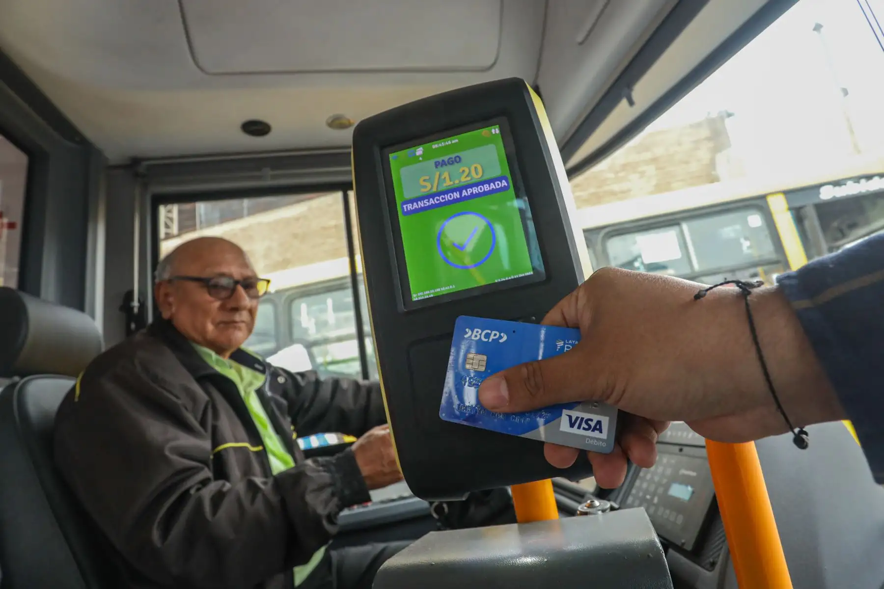 El bus electrico mide 12 metros de largo y puede llevar cerca de 80 personas. Los asientos cuentan con puertos USB para que los pasajeros carguen sus dispositivos electrónicos. El cobro de pasajes es mediante una tarjeta, es decir, sin contacto físico, con la cual también se podrá acceder a un sistema de integración tarifaria. El bus tiene una autonomía entre 350 y 400 kilometros, aproximadamente, que permite trabajar cerca de 8 horas sin ningún problema para luego se recargado.
Foto: ANDINA/MTC