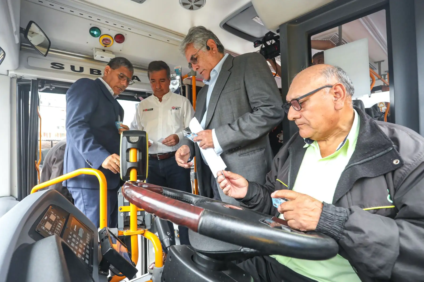 El primer bus eléctrico fabricado en el Perú fue presentado hoy en el distrito del Callao en presencia de autoridades que destacaron este hecho como el inicio de una transición del diésel a unidades eléctricas en el país.
Foto: ANDINA/MTC
