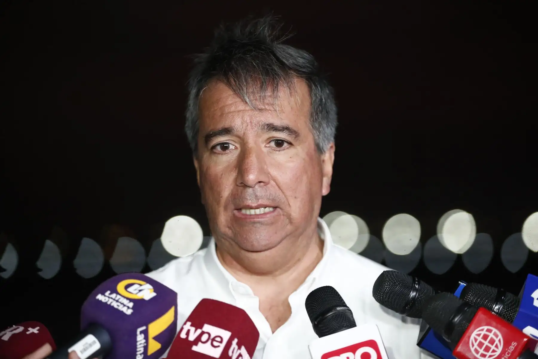El ministro de Transportes y Comunicaciones, Raúl Pérez Reyes, llegó hasta el Grupo Aéreo N° 8 de la FAP en el Callao para recibir a tres de los nueve inspectores de la Sutran que fueron emboscados por desconocidos en Apurímac. Foto: ANDINA/Daniel Bracamonte