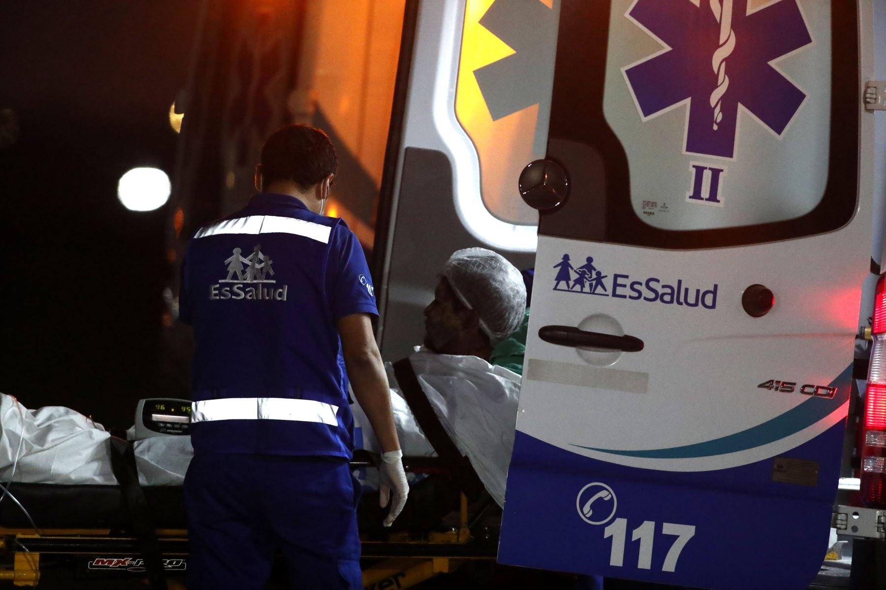 Los trabajadores de la Sutran llegaron a Lima esta noche para luego ser conducidos al hospital Almenara. Foto: ANDINA/Daniel Bracamonte