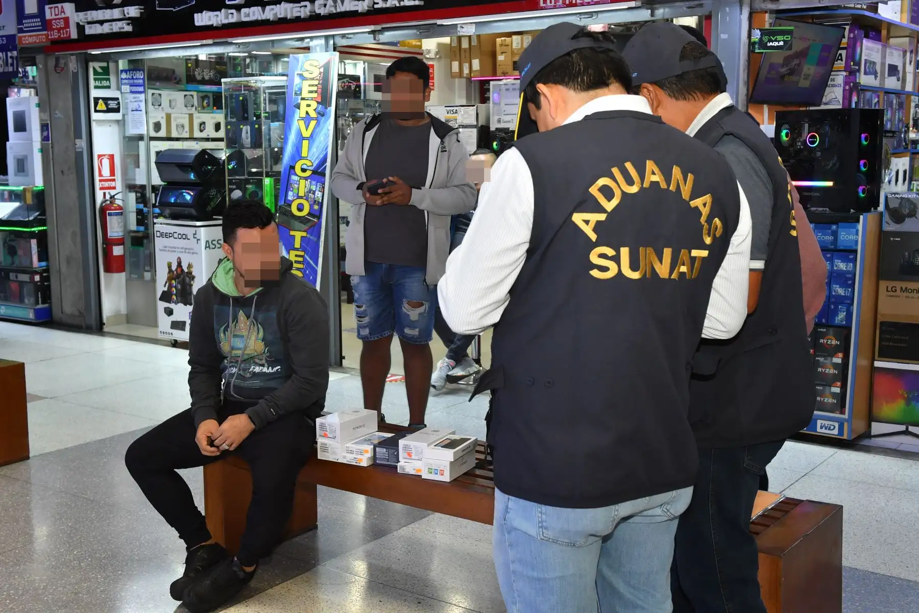 ntervención de la Sunat en galerías del centro de Lima con apoyo de la Policía y el Ministerio Público. Foto: SUNAT/Difusión.