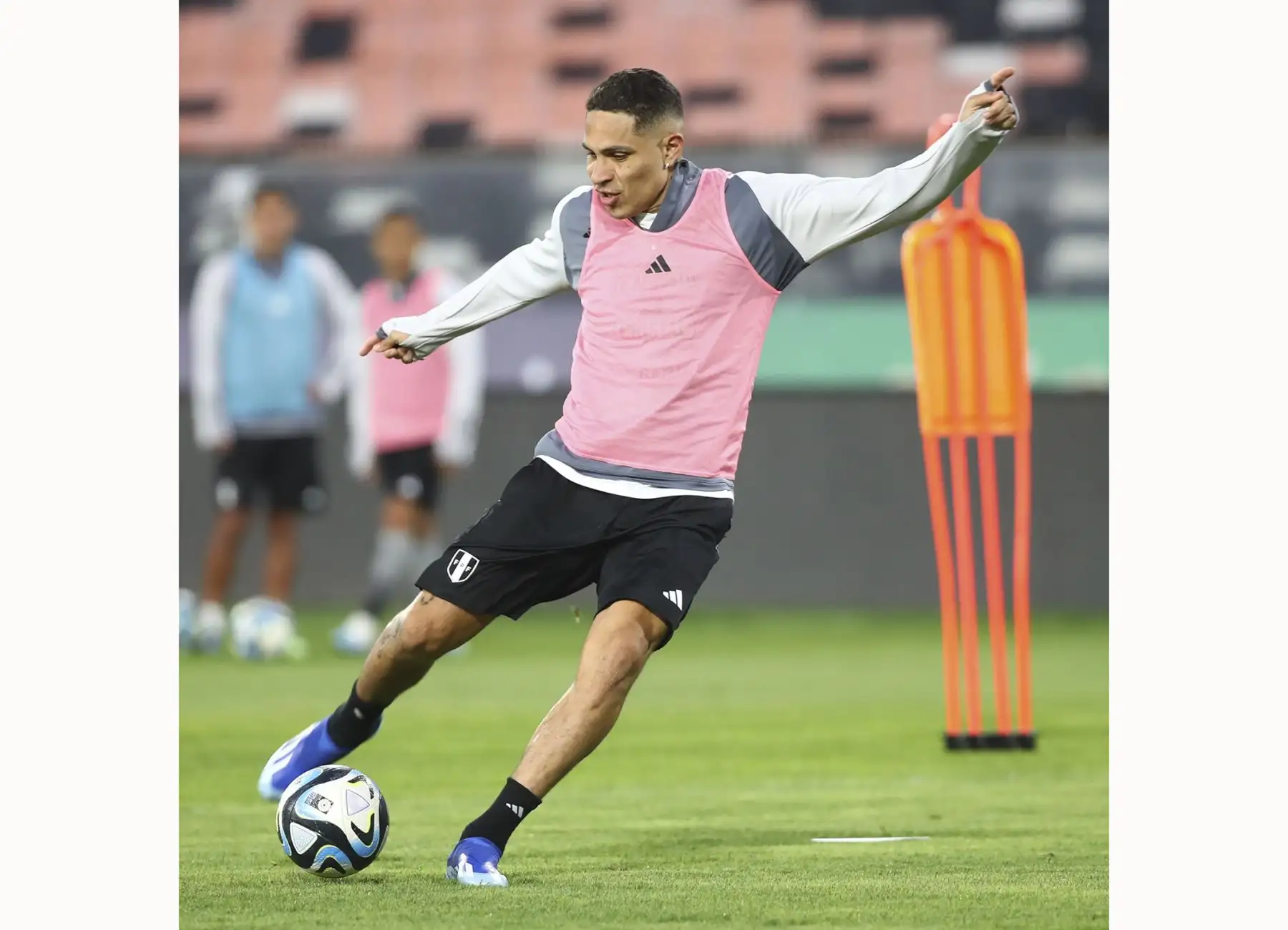 La Bicolor reconoció el Estadio Monumental de Santiago de Chile con miras al duelo de este jueves ante la escuadra Chilena por la fecha 3 de las Eliminatorias 2026.
Foto: @SelecciónPeru