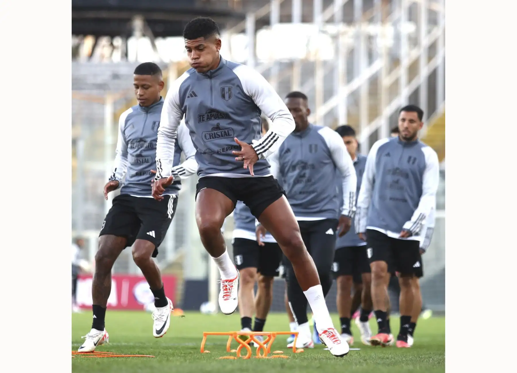 La Bicolor reconoció el Estadio Monumental de Santiago de Chile con miras al duelo de este jueves ante la escuadra Chilena por la fecha 3 de las Eliminatorias 2026.
Foto: @SelecciónPeru