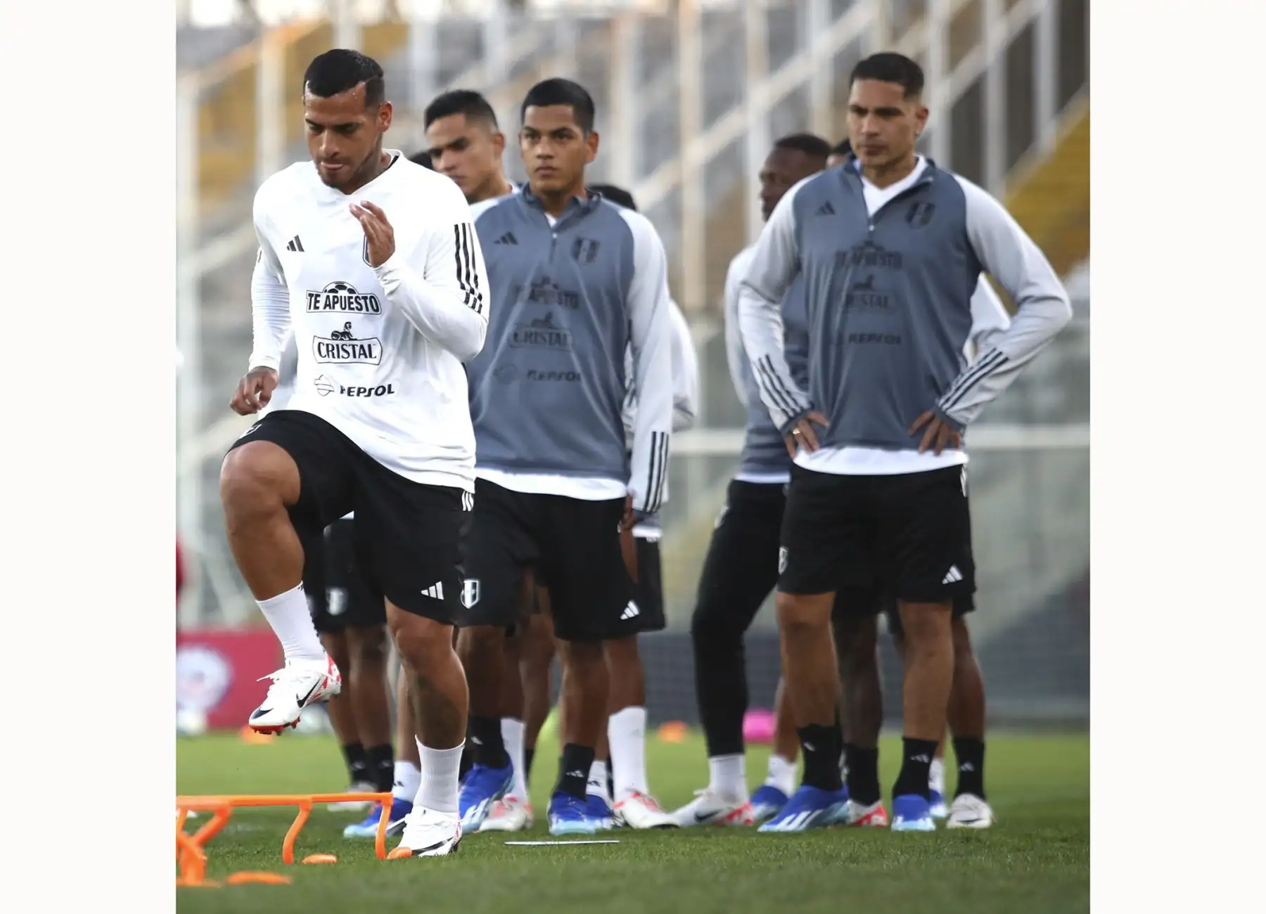 La Bicolor reconoció el Estadio Monumental de Santiago de Chile con miras al duelo de este jueves ante la escuadra Chilena por la fecha 3 de las Eliminatorias 2026.
Foto: @SelecciónPeru