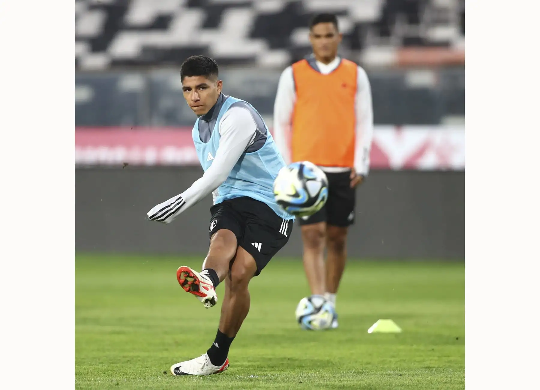 La Bicolor reconoció el Estadio Monumental de Santiago de Chile con miras al duelo de este jueves ante la escuadra Chilena por la fecha 3 de las Eliminatorias 2026.
Foto: @SelecciónPeru