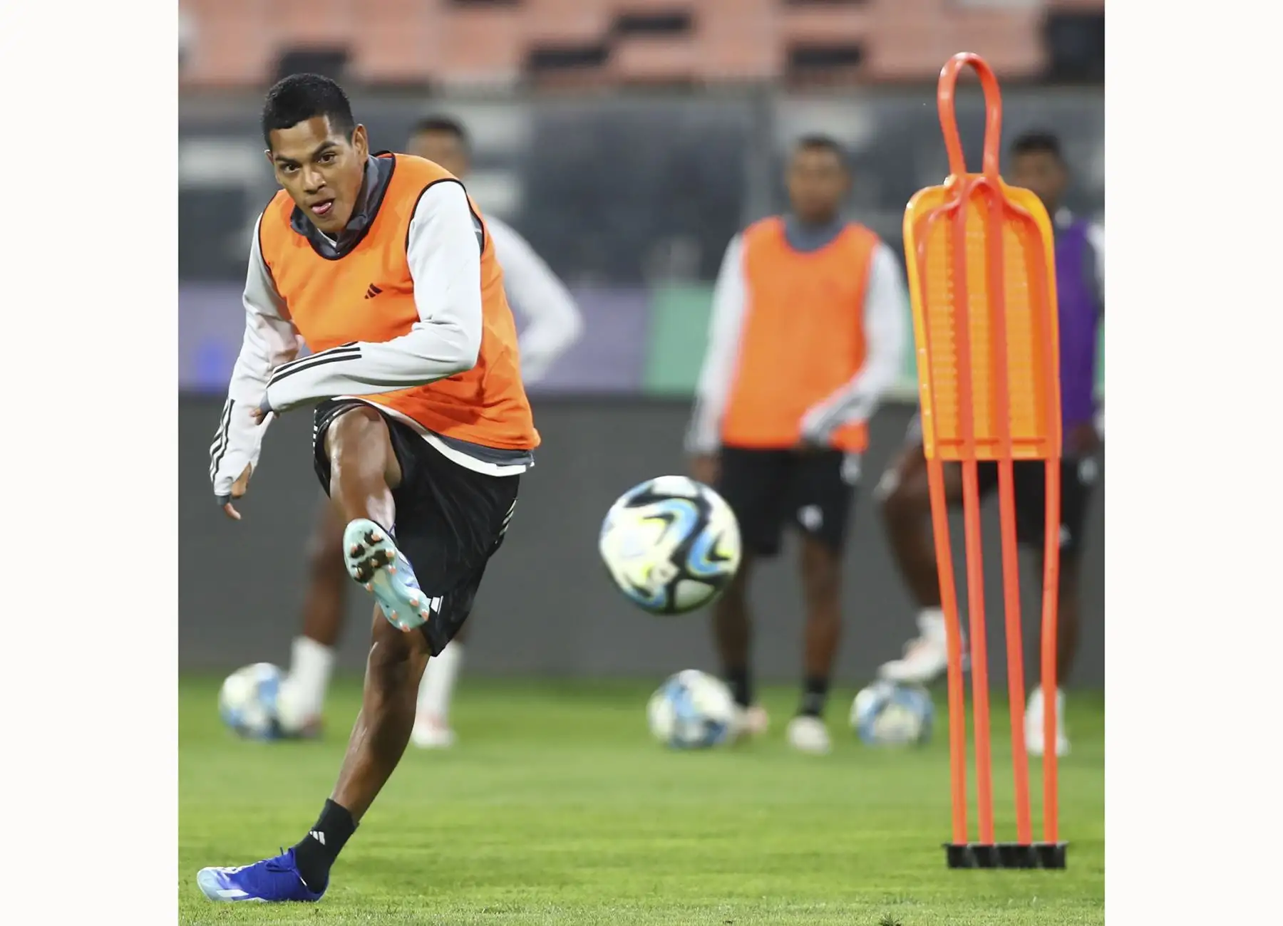 La Bicolor reconoció el Estadio Monumental de Santiago de Chile con miras al duelo de este jueves ante la escuadra Chilena por la fecha 3 de las Eliminatorias 2026.
Foto: @SelecciónPeru