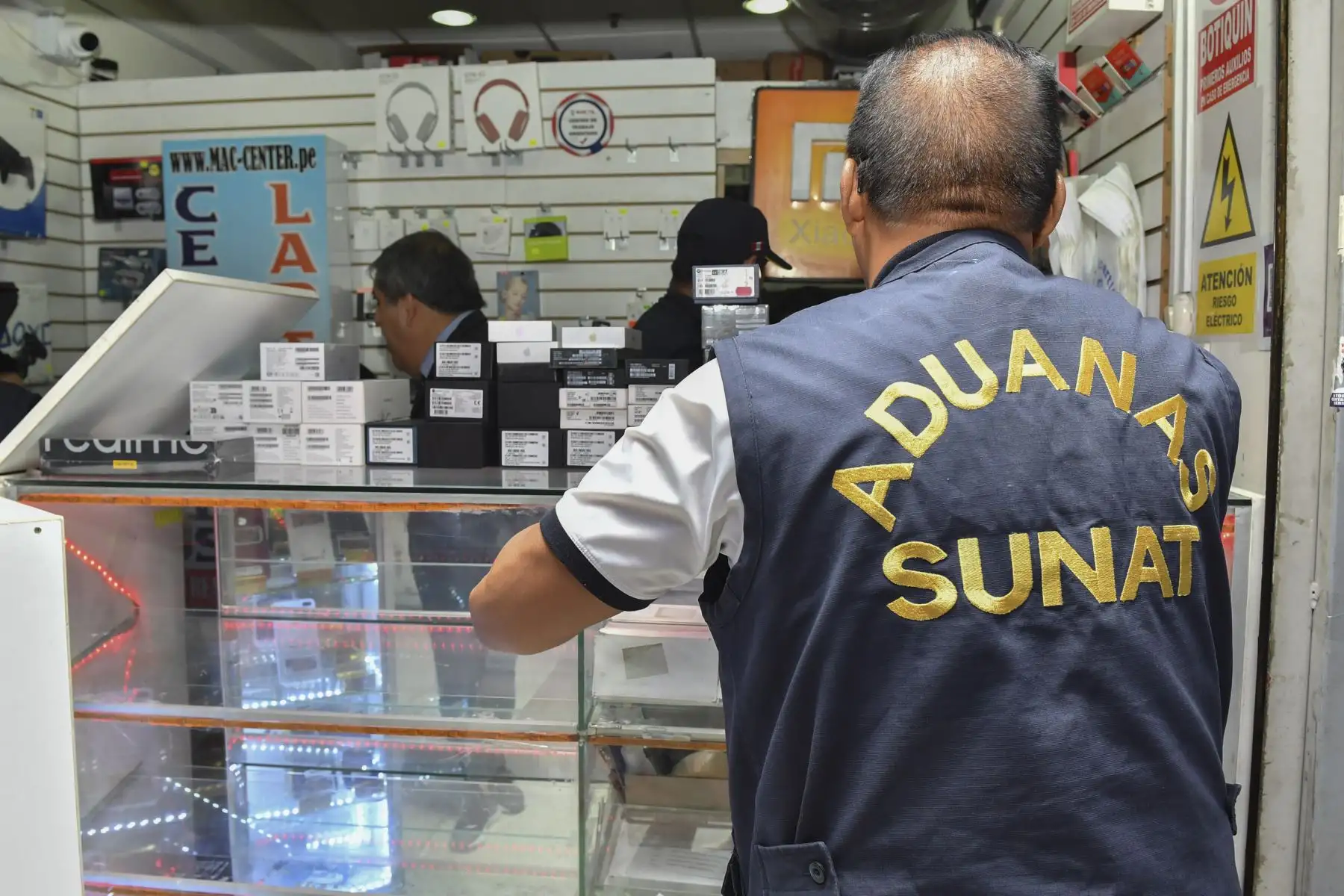 En un operativo en conjunto, la Sunat, la PNP y el Ministerio Público incautaron celulares de contrabando por más de un millón de soles. La mercancía habría ingresado por la zona de tratamiento especial de la Amazonía y traídos a Lima evadiendo controles y pago de impuestos. Son 300 equipos de alta gama incautados en galerías del Centro de Lima.
Foto: Difusión