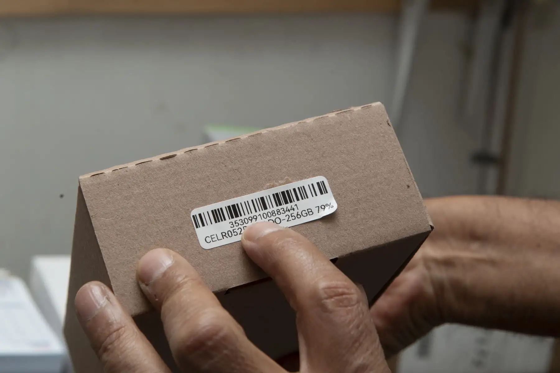 En un operativo en conjunto, la Sunat, la PNP y el Ministerio Público incautaron celulares de contrabando por más de un millón de soles. La mercancía habría ingresado por la zona de tratamiento especial de la Amazonía y traídos a Lima evadiendo controles y pago de impuestos. Son 300 equipos de alta gama incautados en galerías del Centro de Lima.
Foto: Difusión