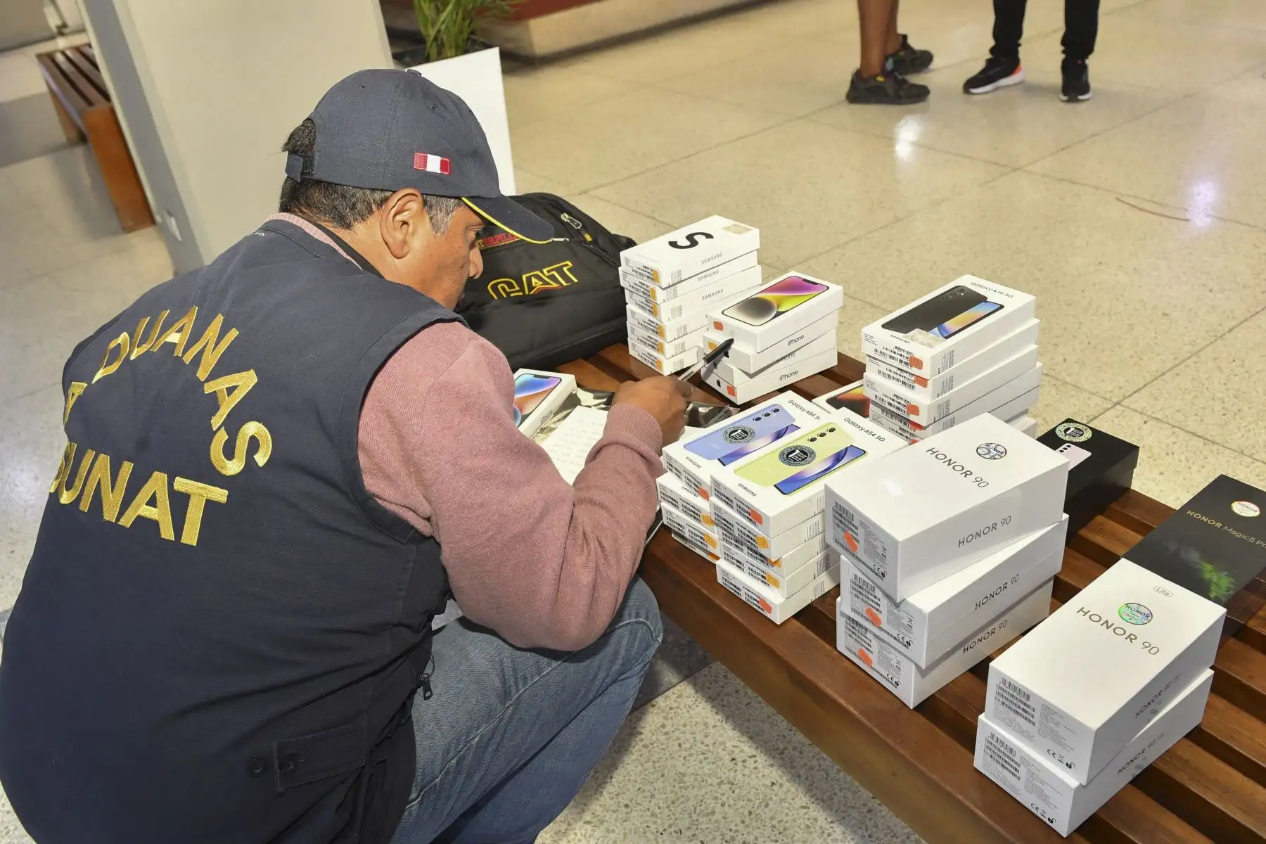 En un operativo en conjunto, la Sunat, la PNP y el Ministerio Público incautaron celulares de contrabando por más de un millón de soles. La mercancía habría ingresado por la zona de tratamiento especial de la Amazonía y traídos a Lima evadiendo controles y pago de impuestos. Son 300 equipos de alta gama incautados en galerías del Centro de Lima.
Foto: Difusión