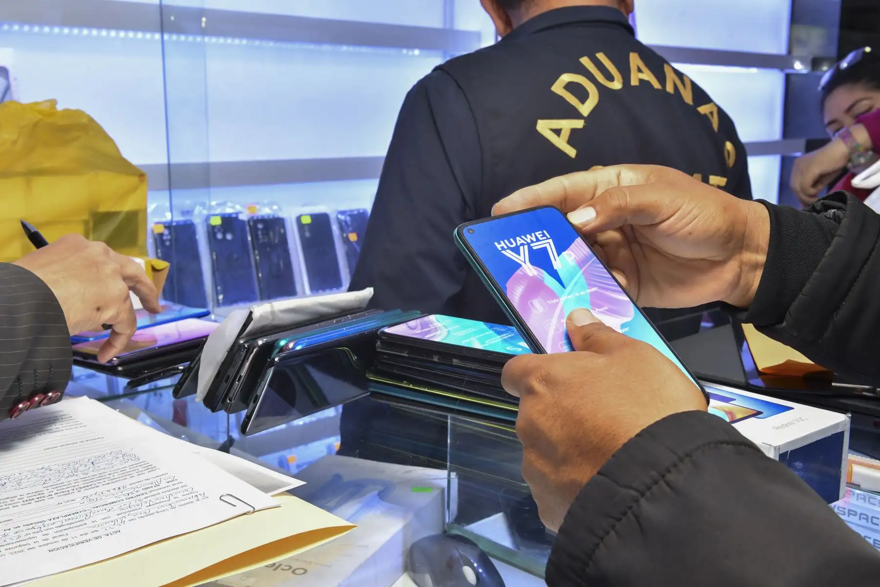 En un operativo en conjunto, la Sunat, la PNP y el Ministerio Público incautaron celulares de contrabando por más de un millón de soles. La mercancía habría ingresado por la zona de tratamiento especial de la Amazonía y traídos a Lima evadiendo controles y pago de impuestos. Son 300 equipos de alta gama incautados en galerías del Centro de Lima.
Foto: Difusión