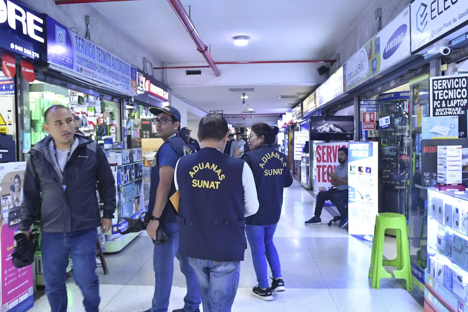 En un operativo en conjunto, la Sunat, la PNP y el Ministerio Público incautaron celulares de contrabando por más de un millón de soles. La mercancía habría ingresado por la zona de tratamiento especial de la Amazonía y traídos a Lima evadiendo controles y pago de impuestos. Son 300 equipos de alta gama incautados en galerías del Centro de Lima.
Foto: Difusión