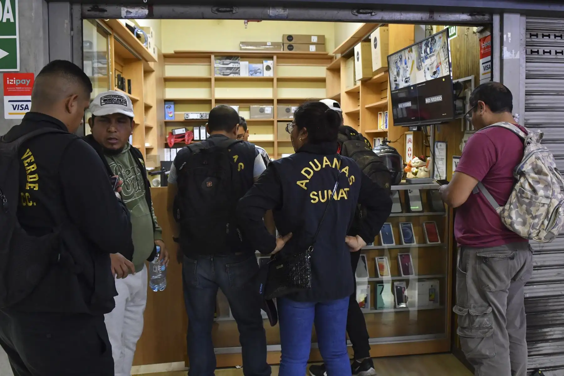 En un operativo en conjunto, la Sunat, la PNP y el Ministerio Público incautaron celulares de contrabando por más de un millón de soles. La mercancía habría ingresado por la zona de tratamiento especial de la Amazonía y traídos a Lima evadiendo controles y pago de impuestos. Son 300 equipos de alta gama incautados en galerías del Centro de Lima.
Foto: Difusión