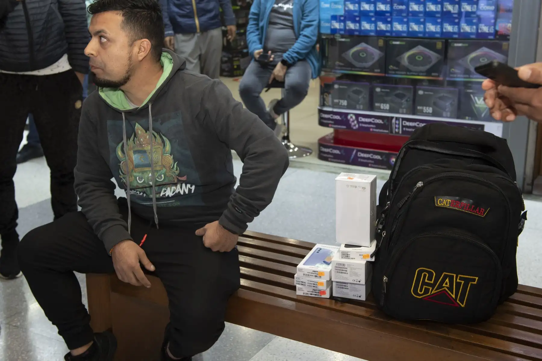 En un operativo en conjunto, la Sunat, la PNP y el Ministerio Público incautaron celulares de contrabando por más de un millón de soles. La mercancía habría ingresado por la zona de tratamiento especial de la Amazonía y traídos a Lima evadiendo controles y pago de impuestos. Son 300 equipos de alta gama incautados en galerías del Centro de Lima.
Foto: Difusión