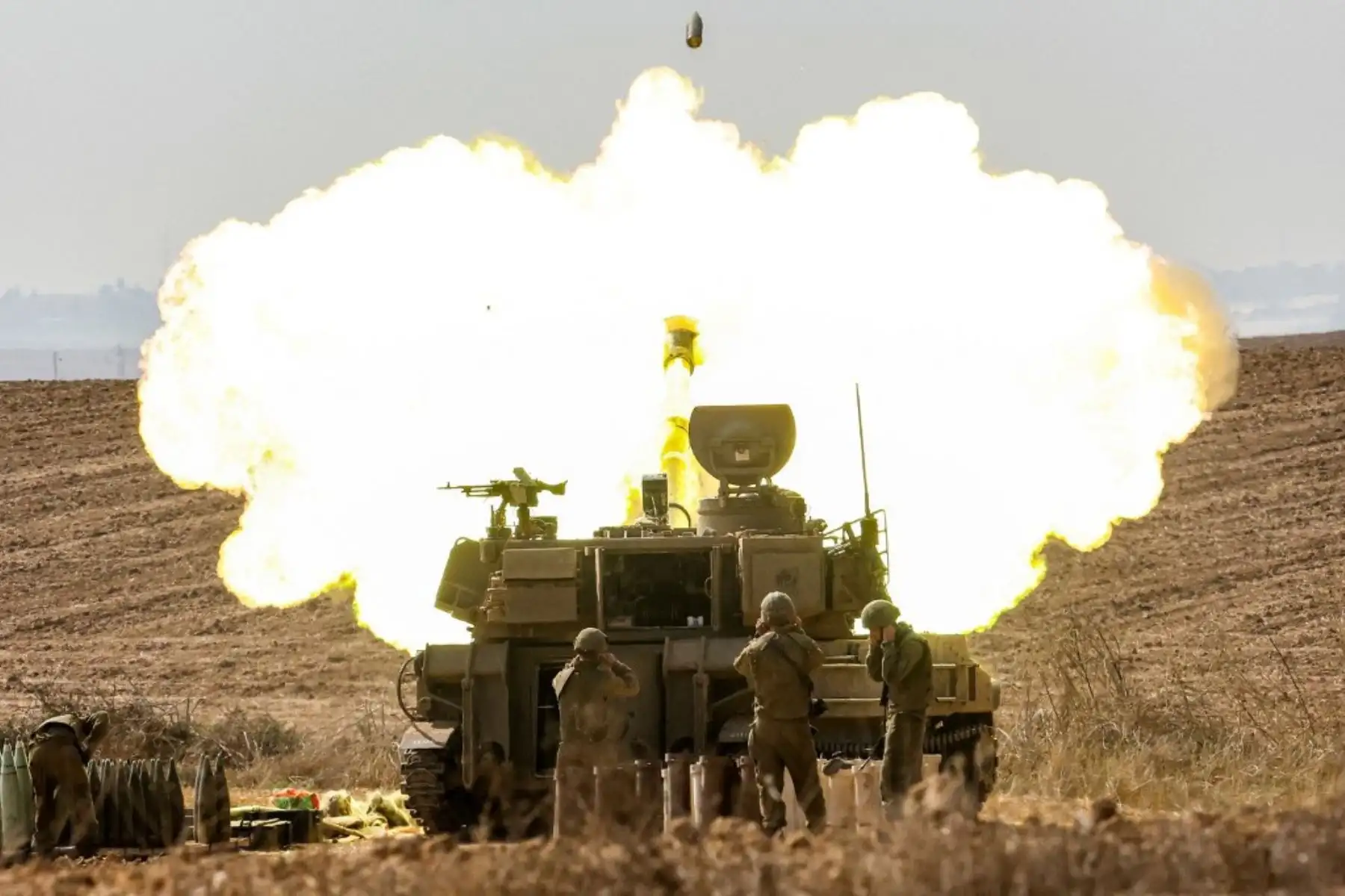 El ejército ha desplegado decenas de miles de tropas en la frontera con la Franja de Gaza mientras continúa con una fulminante campaña aérea que, según dice, apunta a la infraestructura, los comandantes y los centros operativos de Hamás en el enclave. Foto: AFP