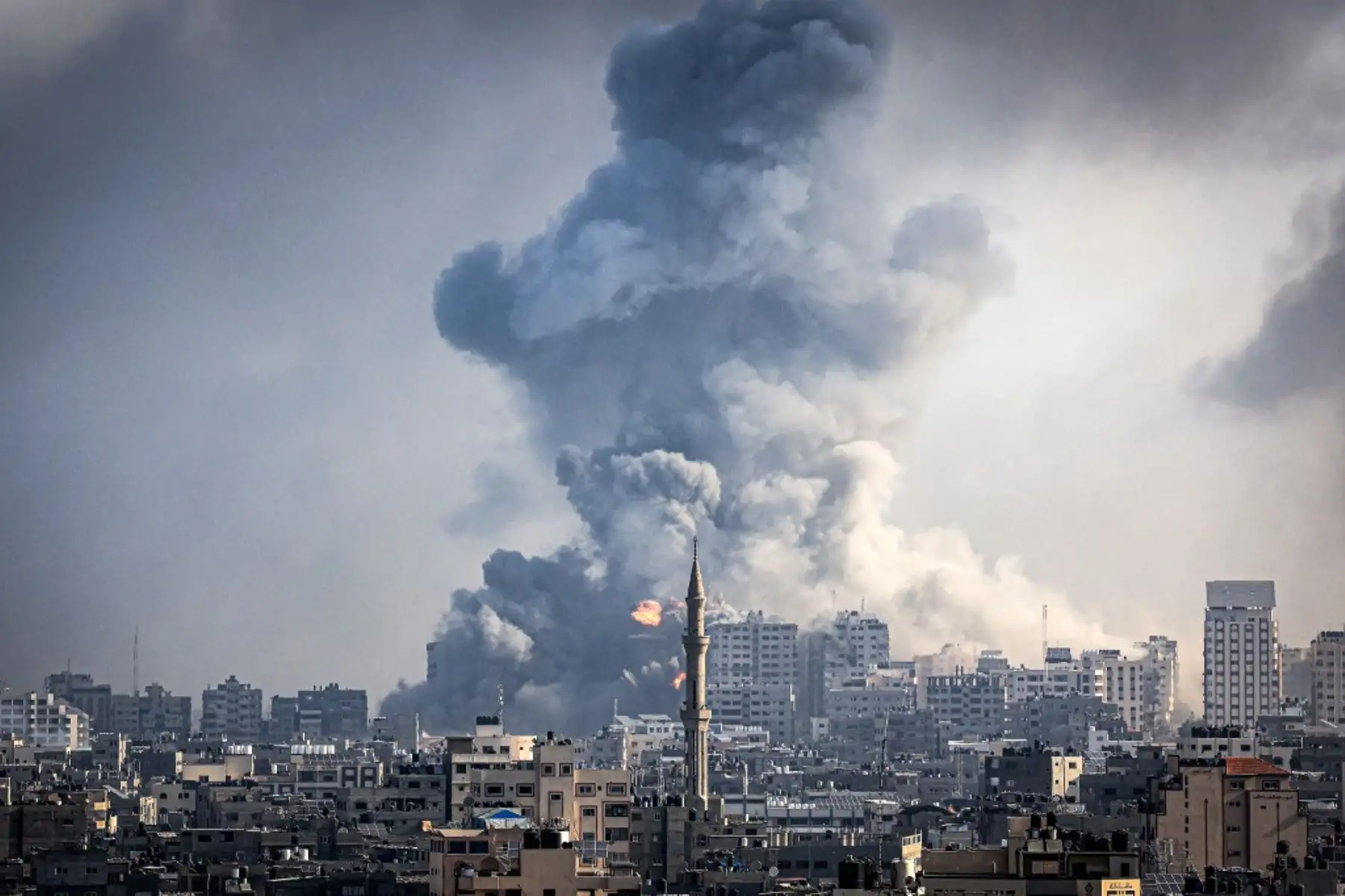 Los ataques aéreos se produjeron en respuesta a un ataque sorpresa el sábado por parte de combatientes de Hamas que dejó más de 1.200 personas muertas en Israel. Foto: AFP