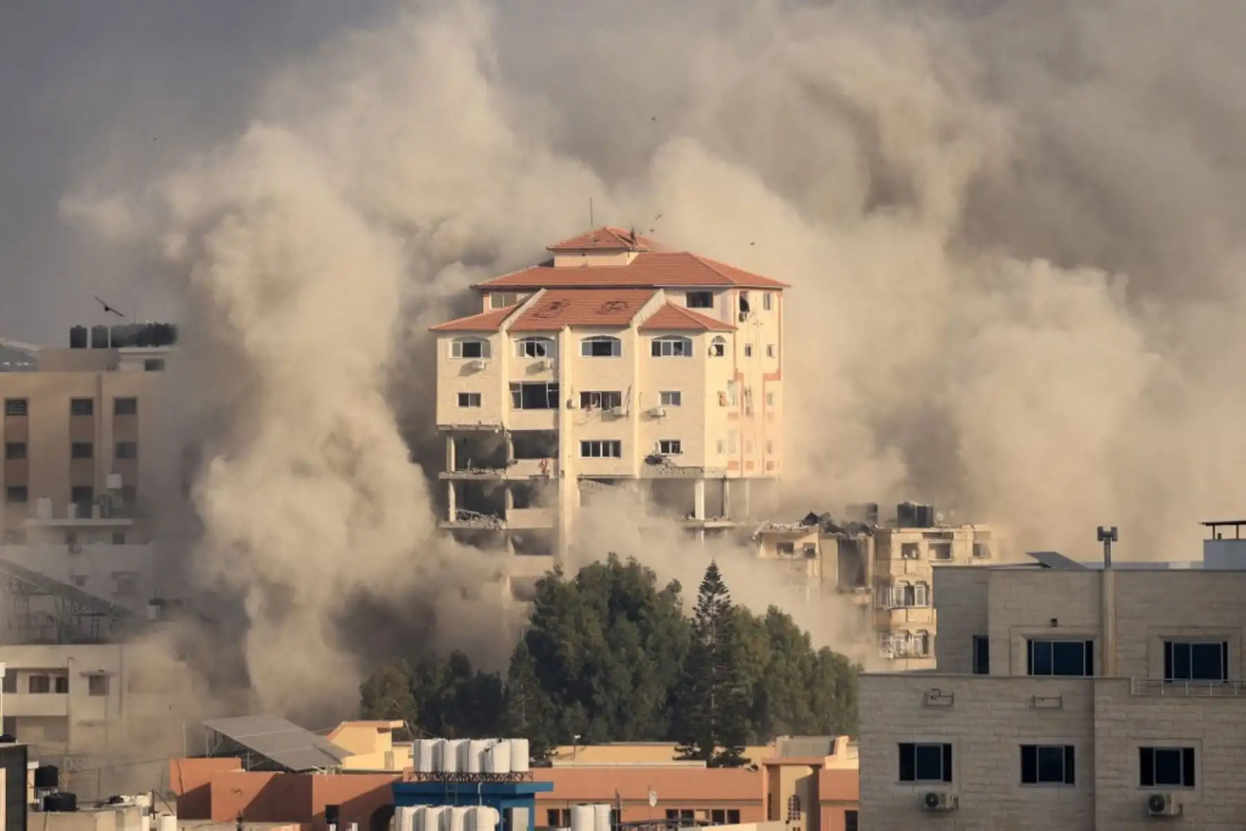 Columnas de humo se elevan durante los ataques aéreos israelíes en la ciudad de Gaza mientras continúan las furiosas batallas entre Israel y el movimiento Hamás por sexto día consecutivo. Foto: AFP