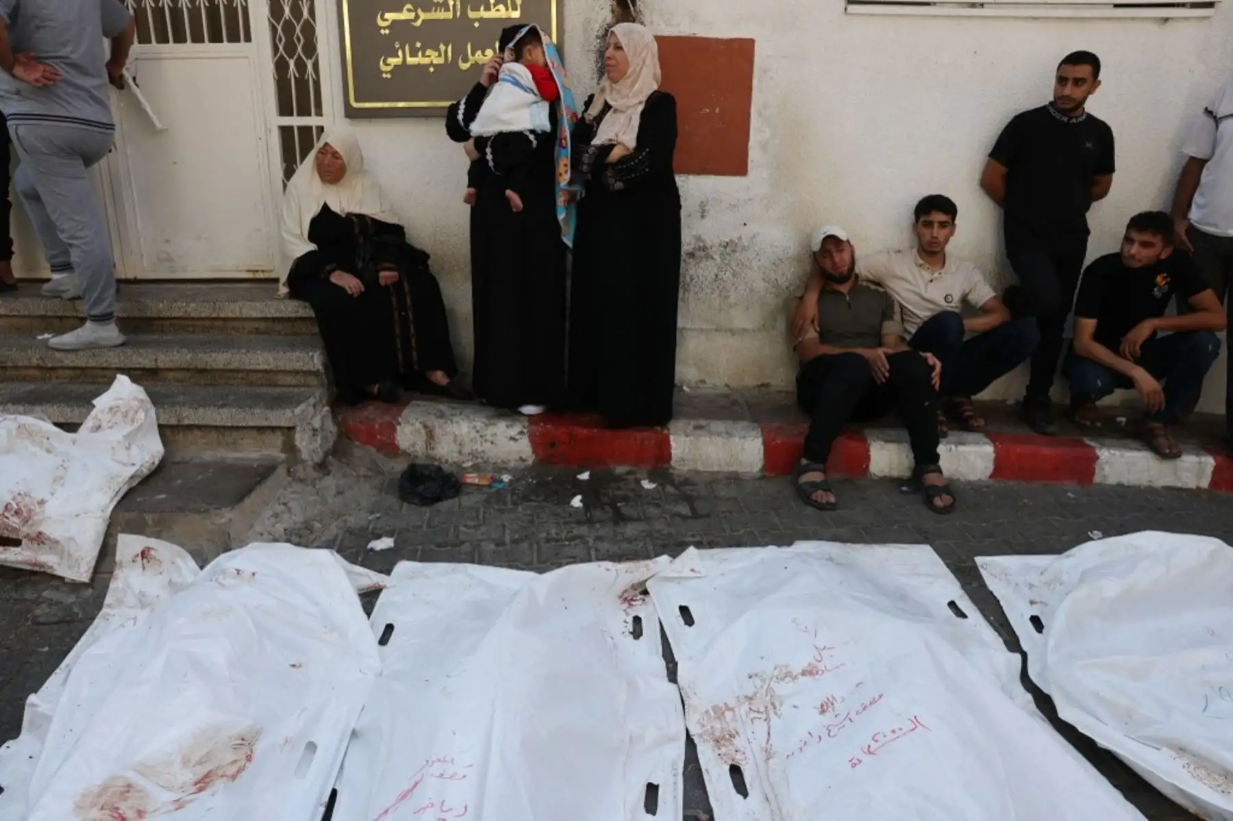 Miles de personas, tanto israelíes como palestinas, han muerto desde el 7 de octubre de 2023, después de que militantes palestinos de Hamás con base en la Franja de Gaza ingresaran al sur de Israel en un ataque sorpresa que llevó a Israel a declarar la guerra a Hamás en Gaza el 8 de octubre . Foto: AFP