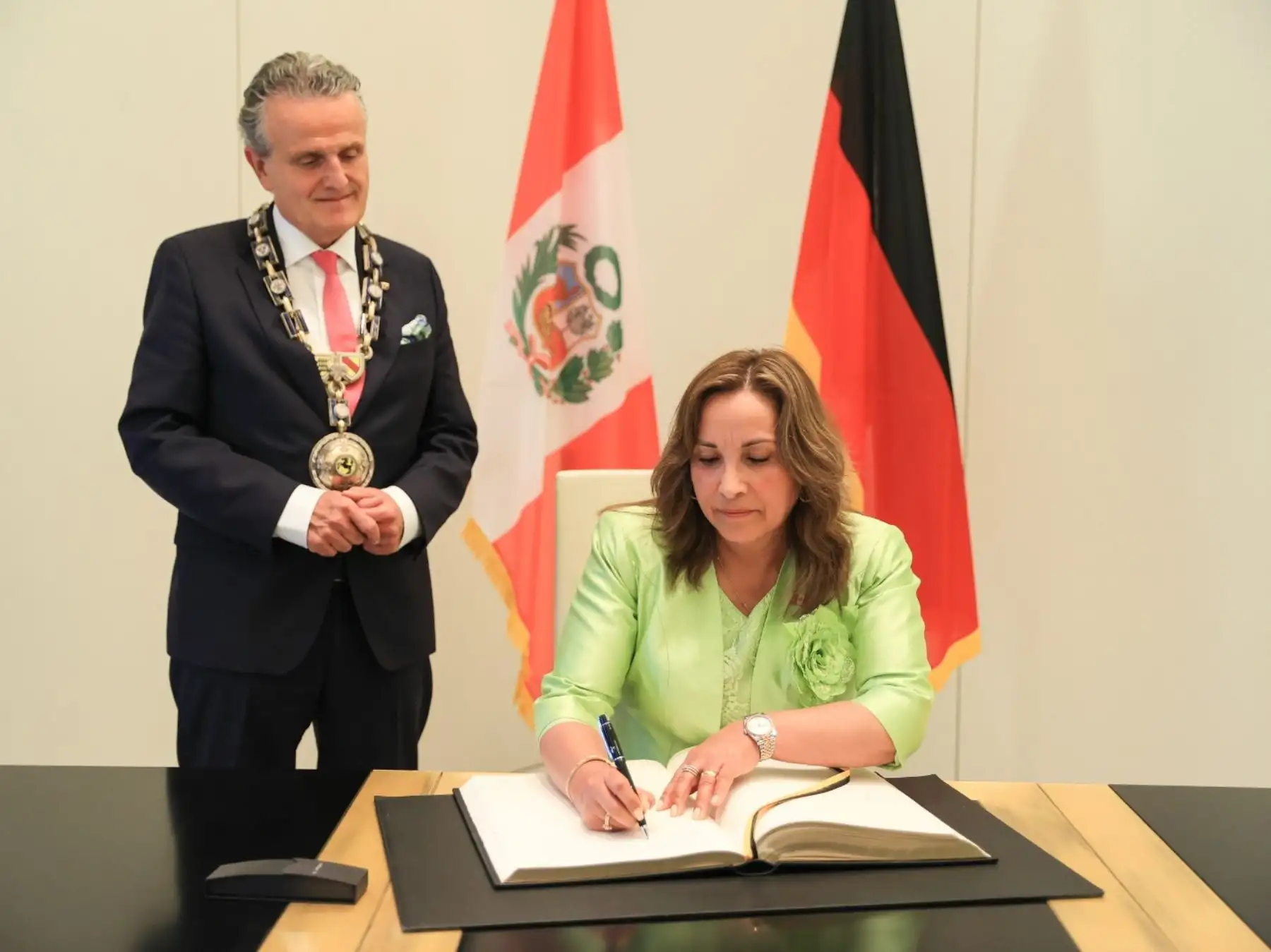 En su primera reunión de trabajo, la mandataria Dina Boluarte se reunió con el alcalde de Stuttgart, Alemania, Frank Nopper. Foto: ANDINA/Prensa Presidencia