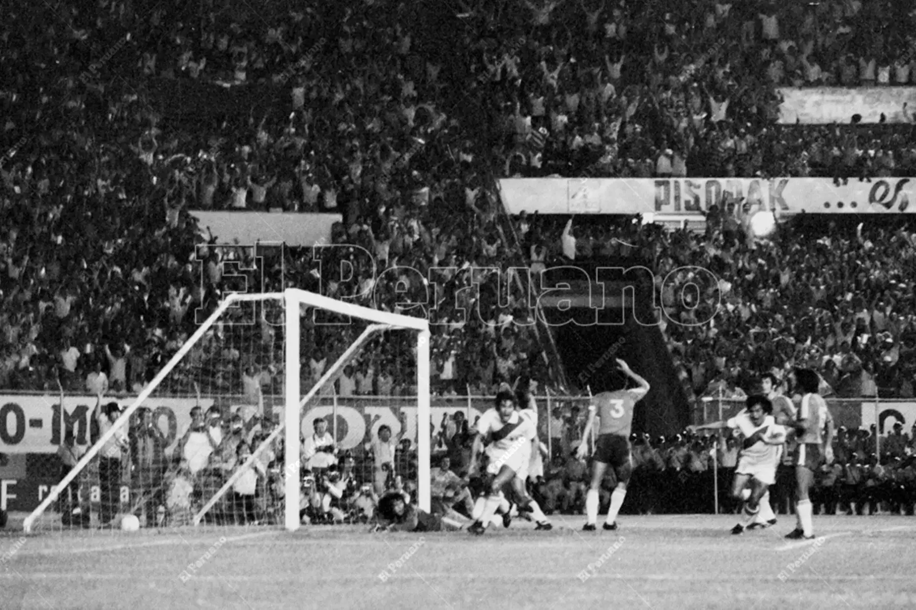 Lima - 26 marzo 1977 / Juan Carlos Oblitas vence al portero chileno Vallejos.  Perú venció 2-0 a Chile en el Estadio Nacional y clasificó al triangular de Cali que otorgará dos cupos al mundial Argentina 78. Foto: Archivo Histórico de El Peruano