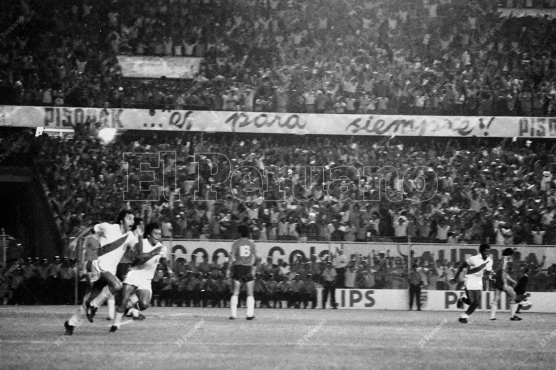 Lima - 26 marzo 1977 / Juan Carlos Oblitas y Hugo Sotil, los dos anotadores del cotejo, corren festejando el segundo gol blanquirrojo. Perú venció 2-0 a Chile en el Estadio Nacional y clasificó al triangular de Cali que otorgará dos cupos al mundial Argentina 78. Foto: Archivo Histórico de El Peruano