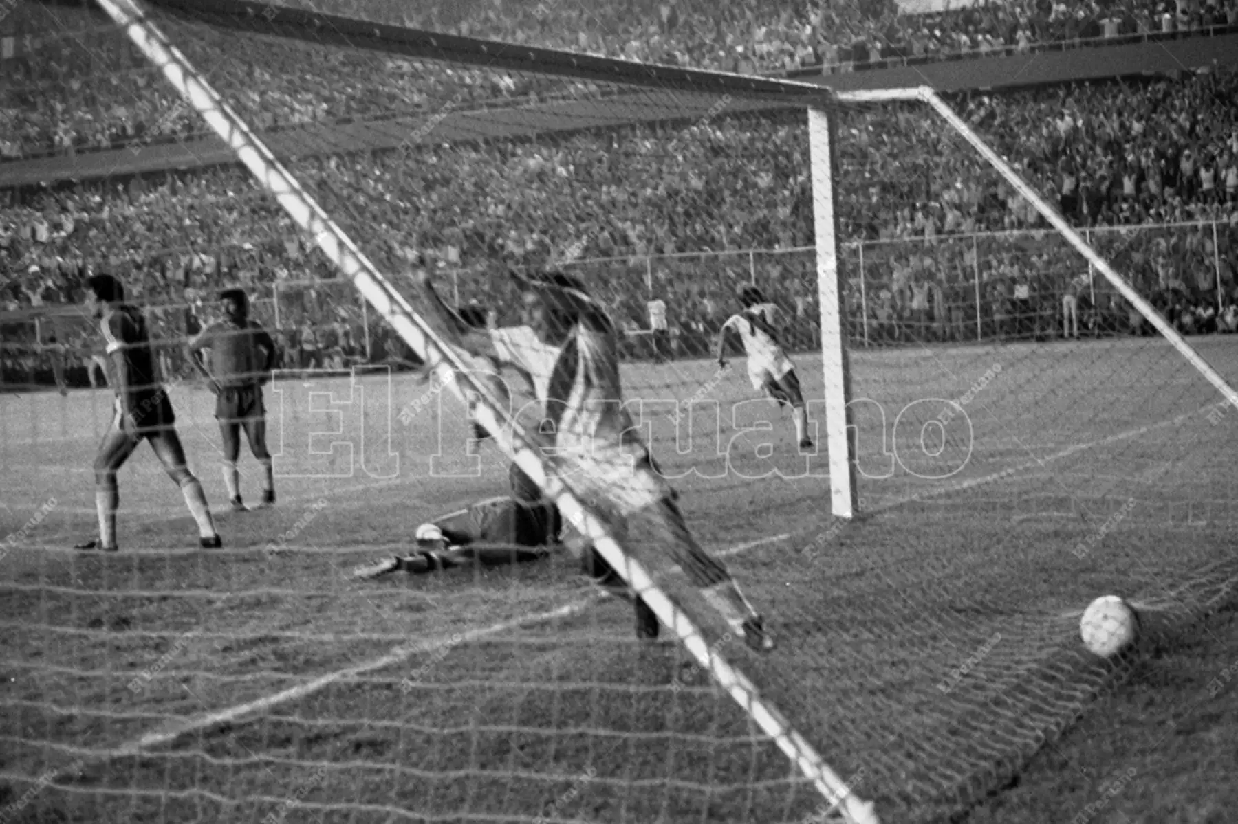 Lima - 26 marzo 1977 / Juan Carlos Oblitas ya venció la valla del portero chileno Vallejos.  Perú venció 2-0 a Chile en el Estadio Nacional y clasificó al triangular de Cali que otorgará dos cupos al mundial Argentina 78. Foto: Archivo Histórico de El Peruano