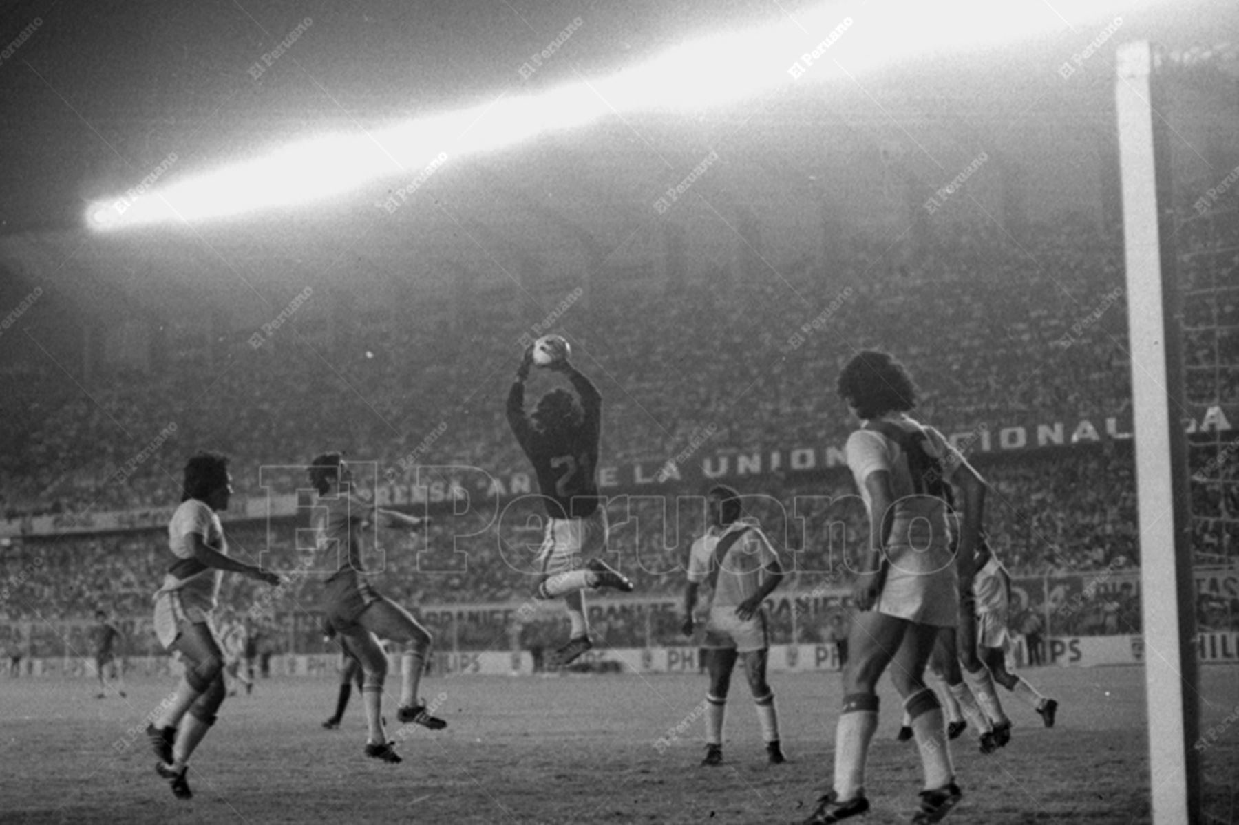 Lima - 26 marzo 1977 / El arquero Ramón Quiroga descuelga un centro. Perú venció 2-0 a Chile en el Estadio Nacional y clasificó al triangular de Cali que otorgará dos cupos al mundial Argentina 78. Foto: Archivo Histórico de El Peruano