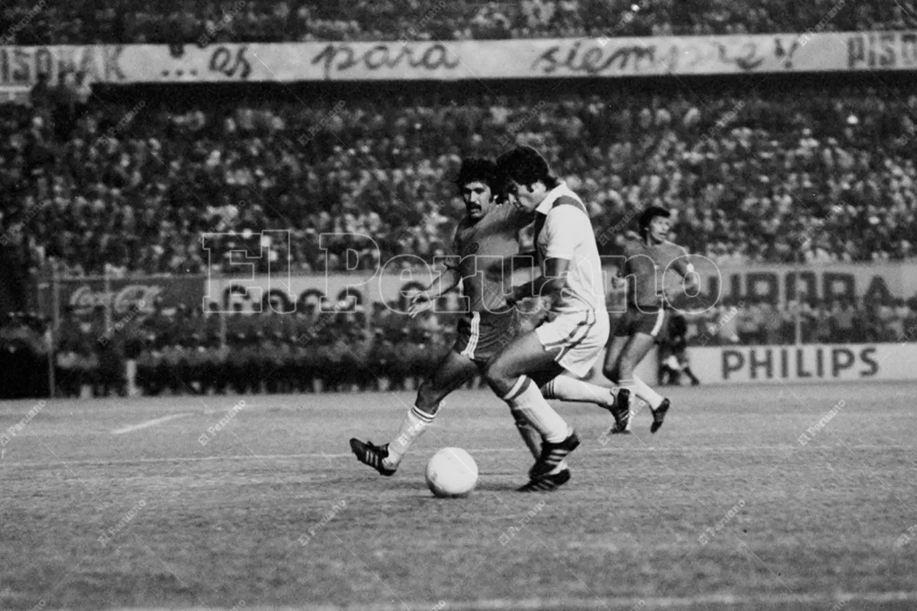 Lima - 26 marzo 1977 / El delantero Juan Carlos Oblitas intenta superar la marca rival. Perú venció 2-0 a Chile en el Estadio Nacional y clasificó al triangular de Cali que otorgará dos cupos al mundial Argentina 78. Foto: Archivo Histórico de El Peruano