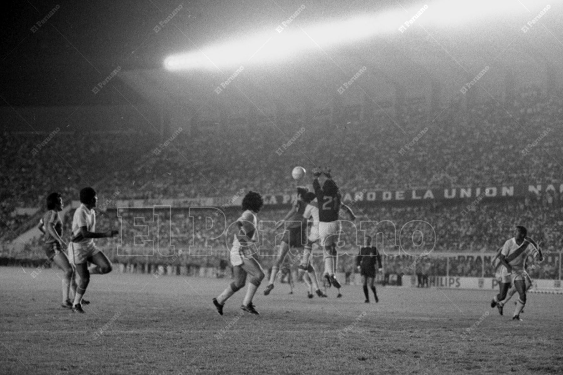 Lima - 26 marzo 1977 / El arquero Ramón Quiroga despeja el peligro del área nacional. Perú venció 2-0 a Chile en el Estadio Nacional y clasificó al triangular de Cali que otorgará dos cupos al mundial Argentina 78. Foto: Archivo Histórico de El Peruano