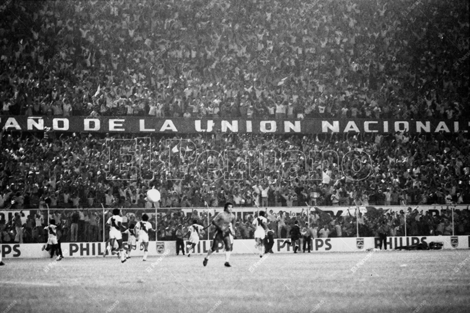Lima - 26 marzo 1977 / Hugo Sotil celebra luego de anotar el primer gol. Perú venció 2-0 a Chile en el Estadio Nacional y clasificó al triangular de Cali que otorgará dos cupos al mundial Argentina 78. Foto: Archivo Histórico de El Peruano