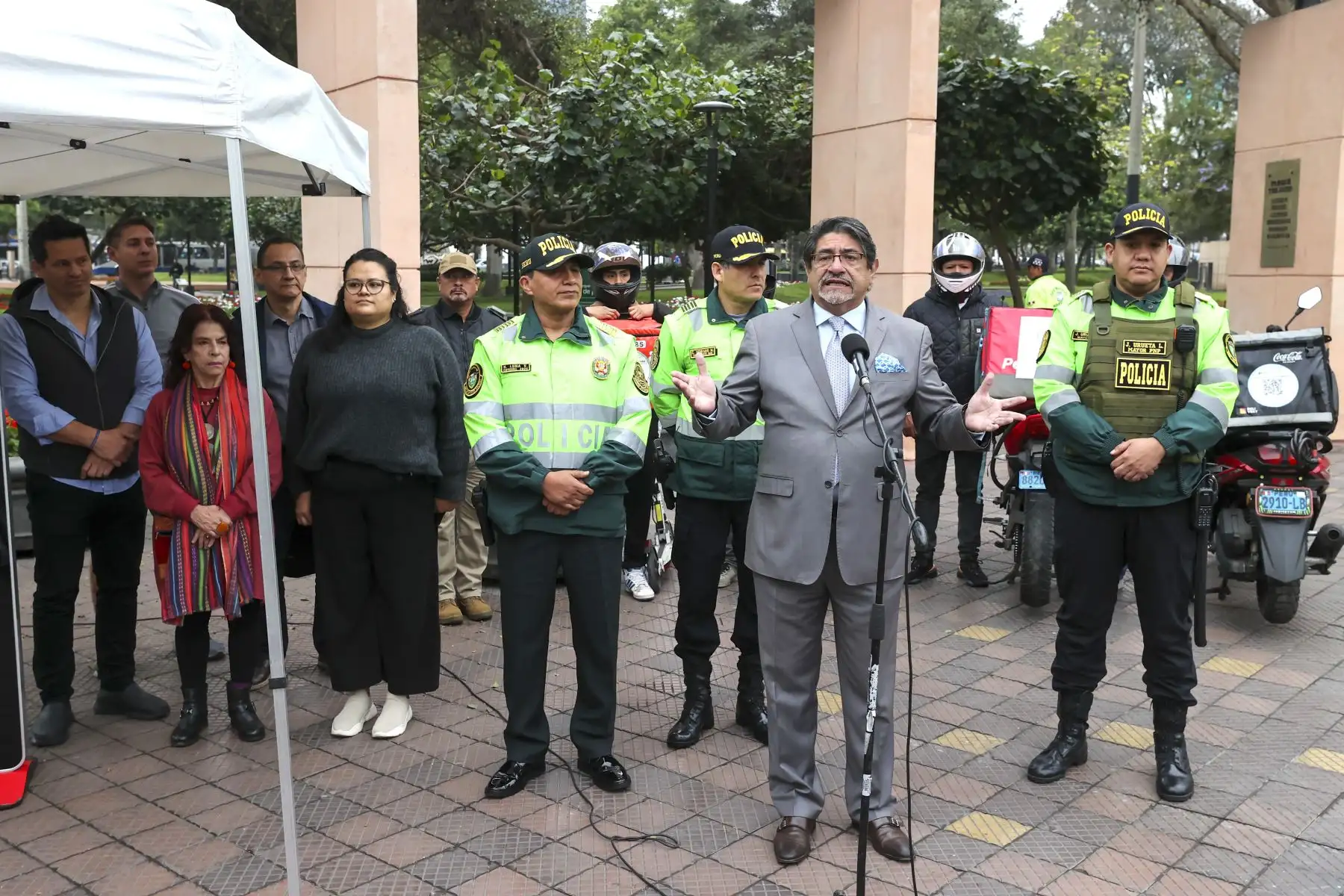 El alcalde Carlos Canales explicó cómo los conductores de motos pueden inscribirse en el aplicativo ‘Conoce tu delivery’, y respondió si esta medida es obligatoria o voluntaria.

Foto: ANDINA/Juan Carlos Guzmán Negrini