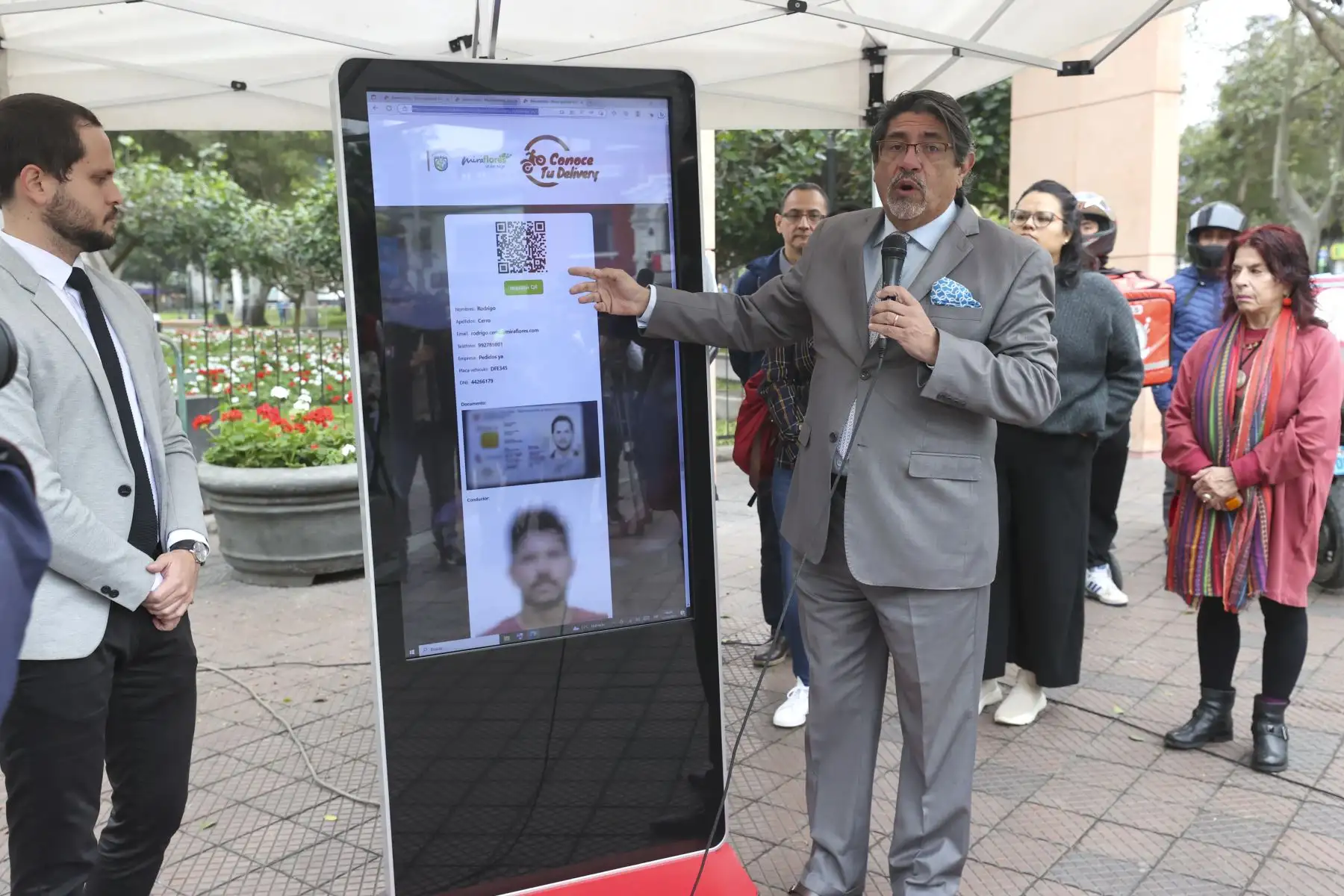 Canales Anchorena, usando una pantalla touch, explicó el procedimiento para la inscripción y el funcionamiento del sistema ‘Conoce tu delivery, a través del uso de un código QR

Foto: ANDINA/Juan Carlos Guzmán Negrini