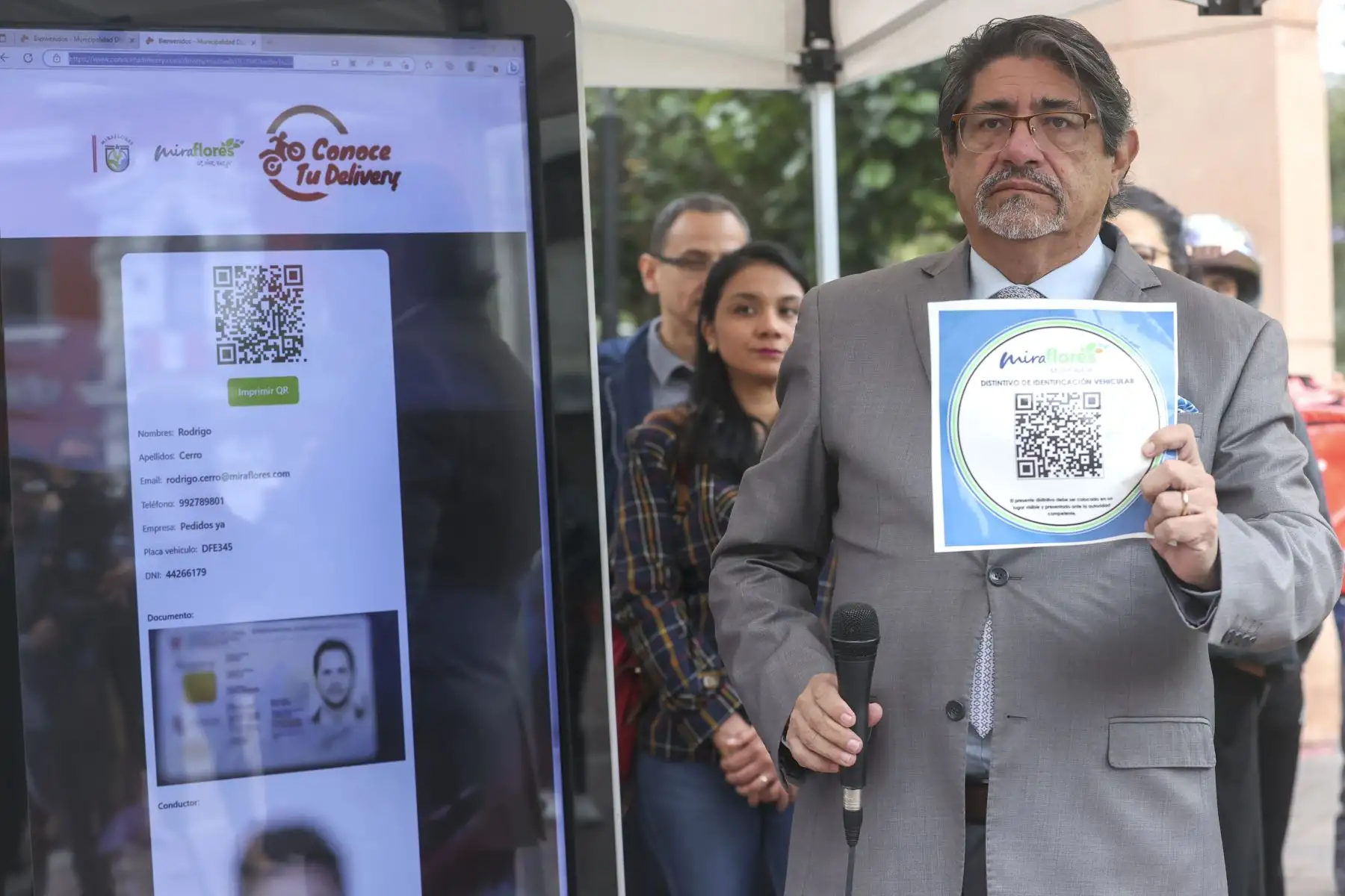 Canales Anchorena, usando una pantalla touch, explicó el procedimiento para la inscripción y el funcionamiento del sistema ‘Conoce tu delivery, a través del uso de un código QR

Foto: ANDINA/Juan Carlos Guzmán Negrini