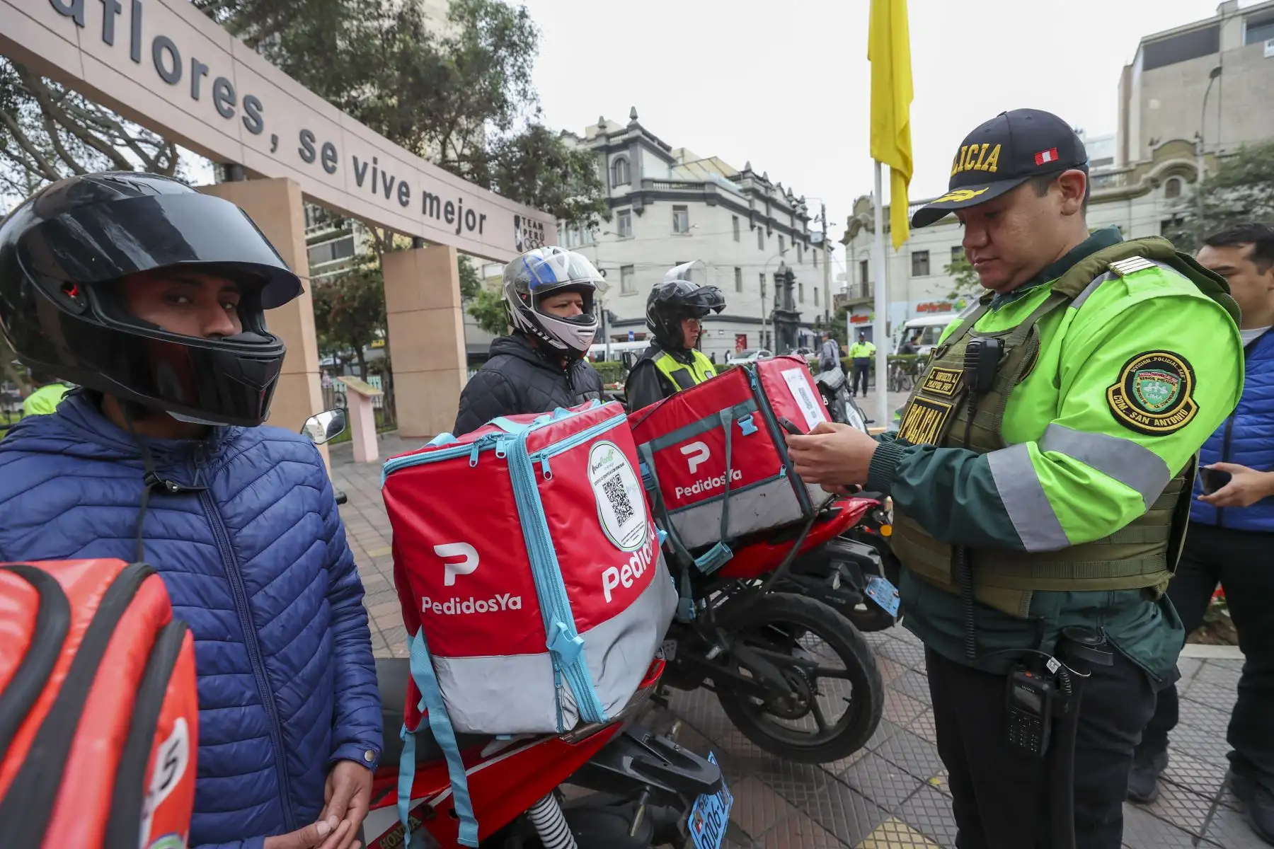 La policía y miembros del serenazgo miraflorino accederan rápidamente a la identificación de motorizados

Foto: ANDINA/Juan Carlos Guzmán Negrini
