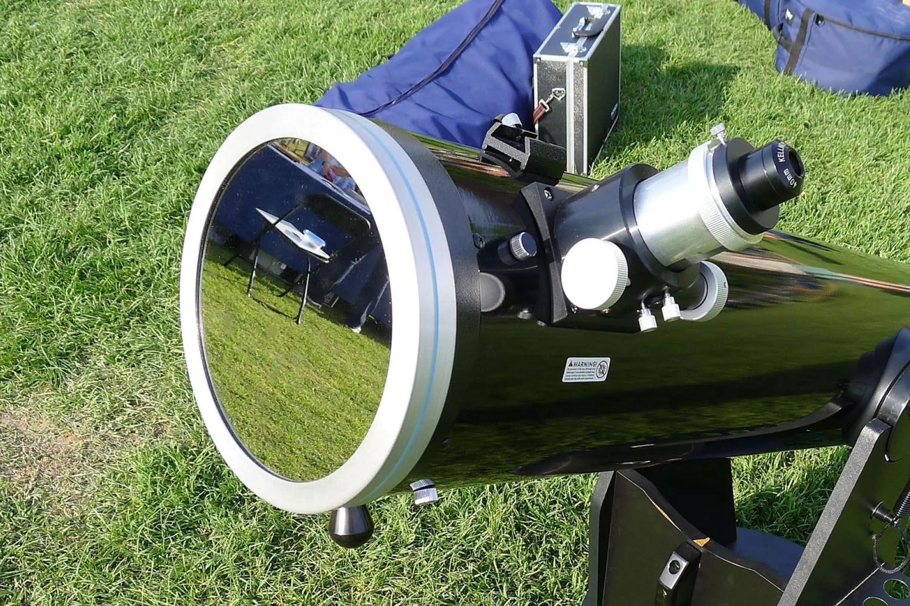 Para tomar imágenes mientras el Sol es eclipsado, necesitarás usar un filtro solar especial para proteger tu cámara, del mismo modo que necesitarás un par de anteojos de eclipse para proteger tus propios ojos. Foto: NASA