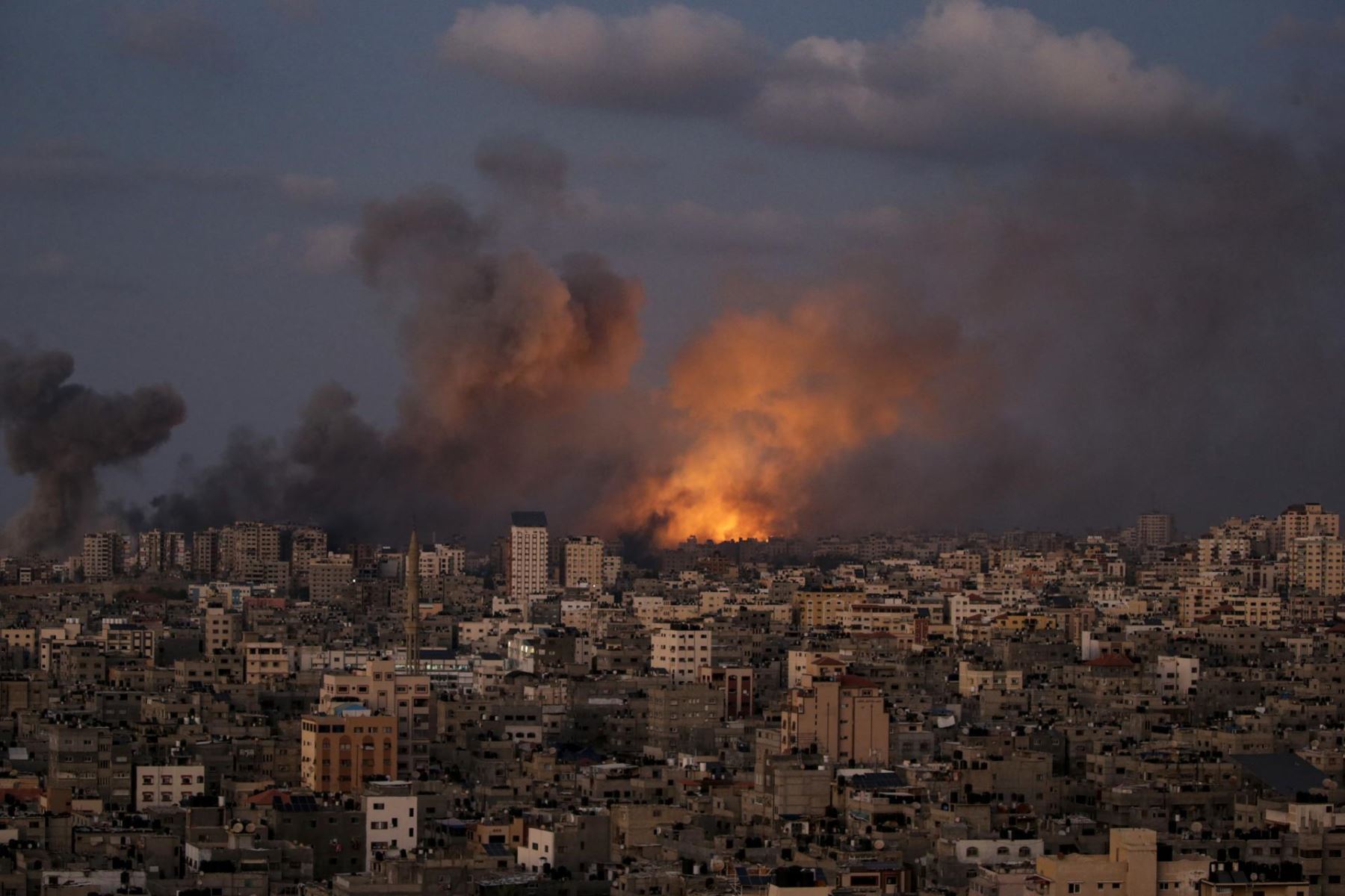 Nuevo ataque del ejército israelí contra Hamás en una zona urbana en la Franja de Gaza, Palestina. Foto: EFE